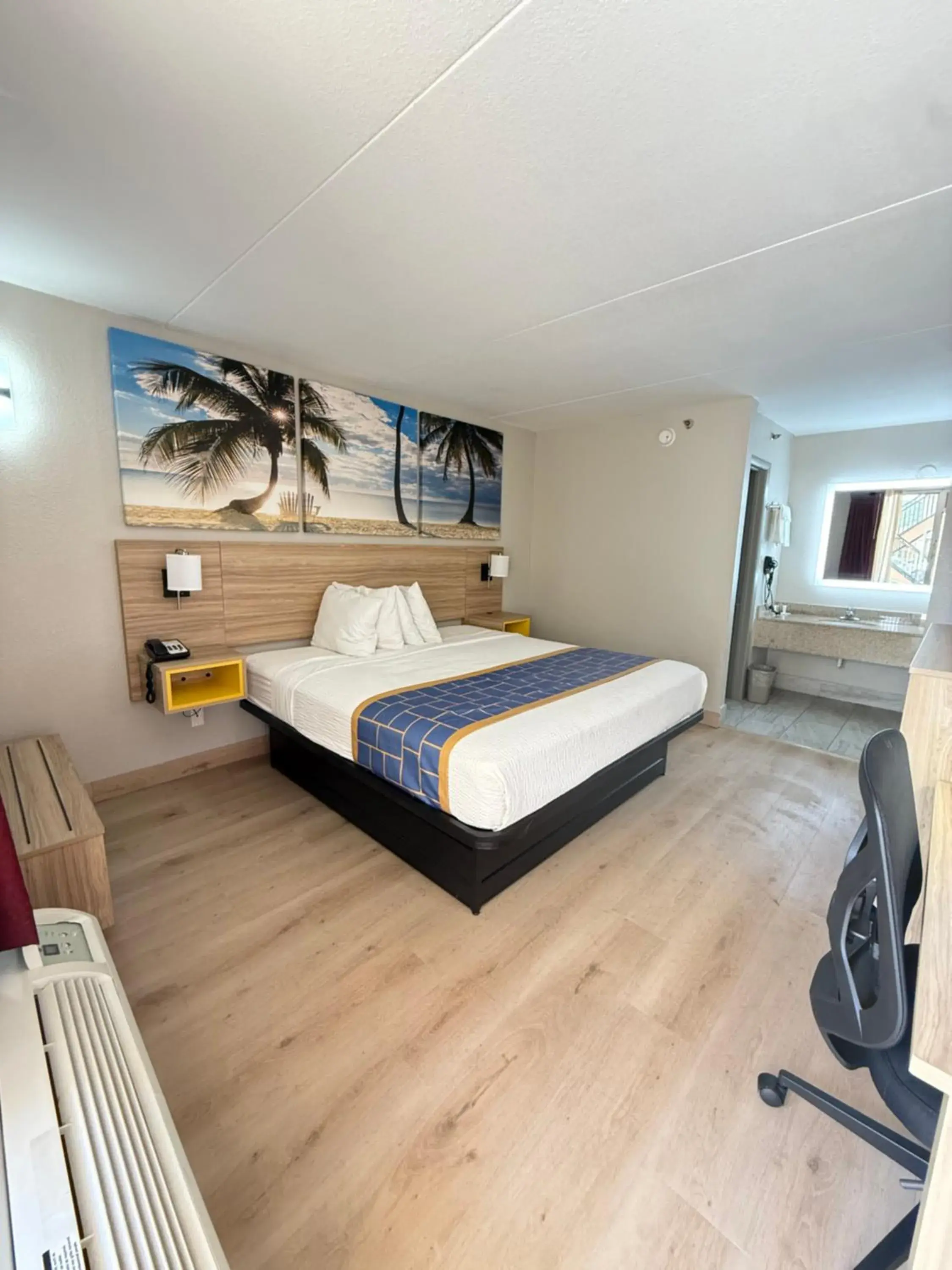 Photo of the whole room, Bed in Days Inn by Wyndham Shorter Photo of the whole room, Bed in Days Inn by Wyndham Shorter