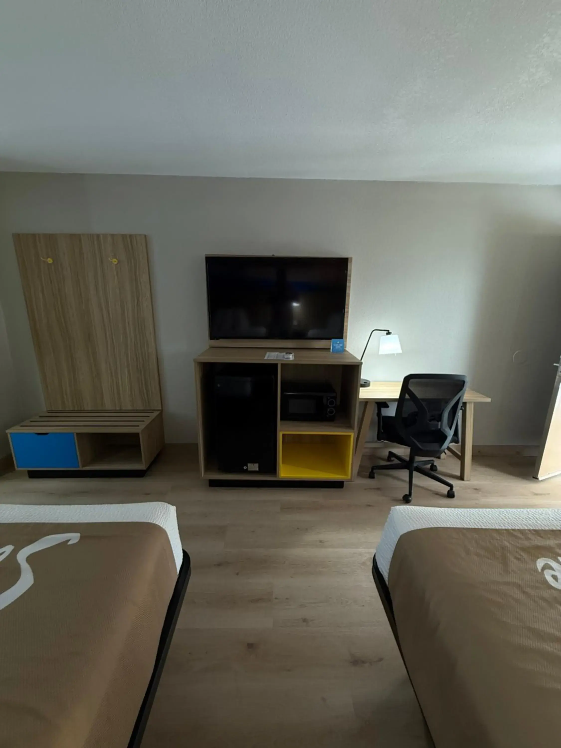 TV and multimedia, Bed in Days Inn by Wyndham Shorter TV and multimedia, Bed in Days Inn by Wyndham Shorter