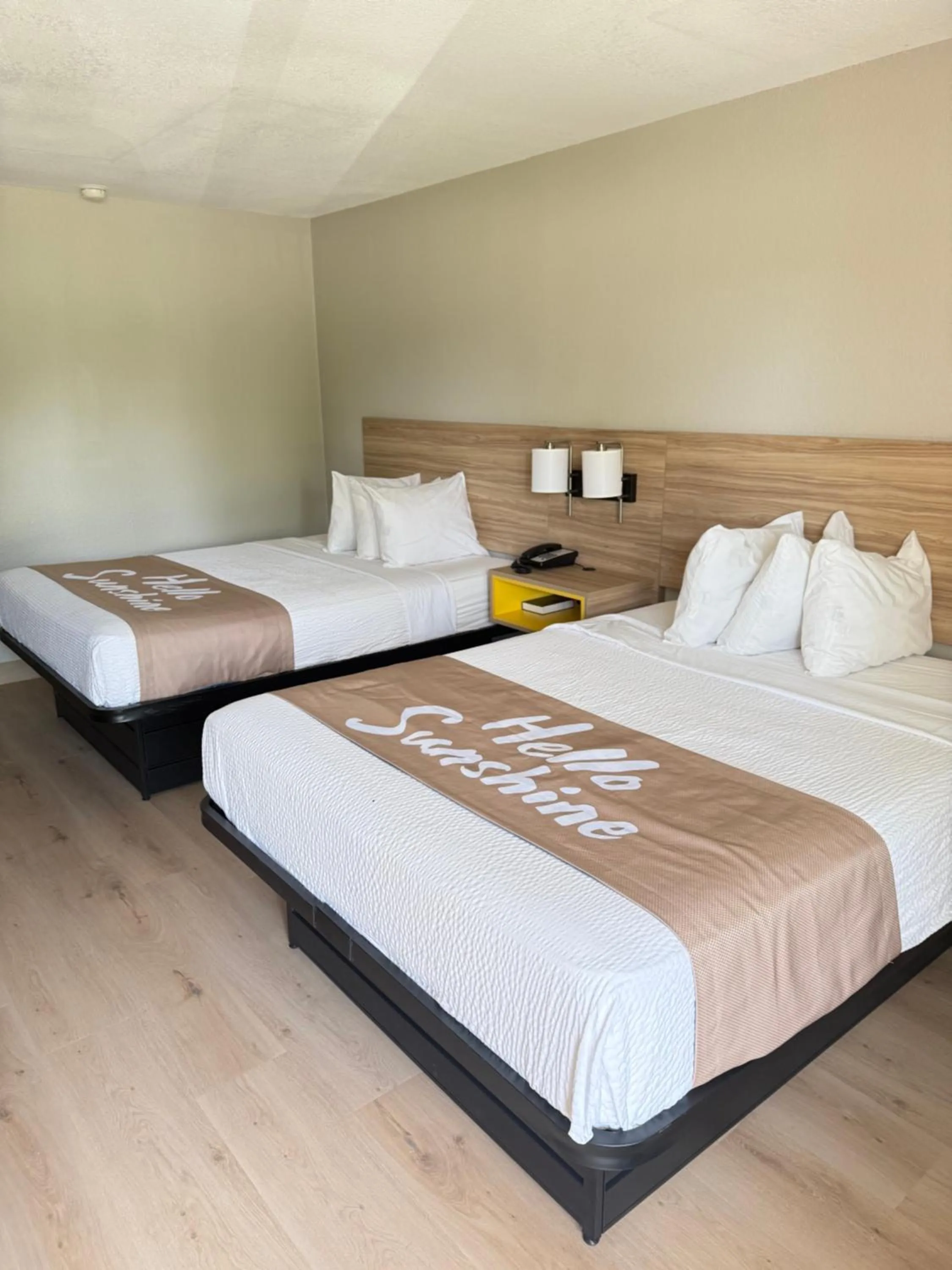 Bedroom, Bed in Days Inn by Wyndham Shorter