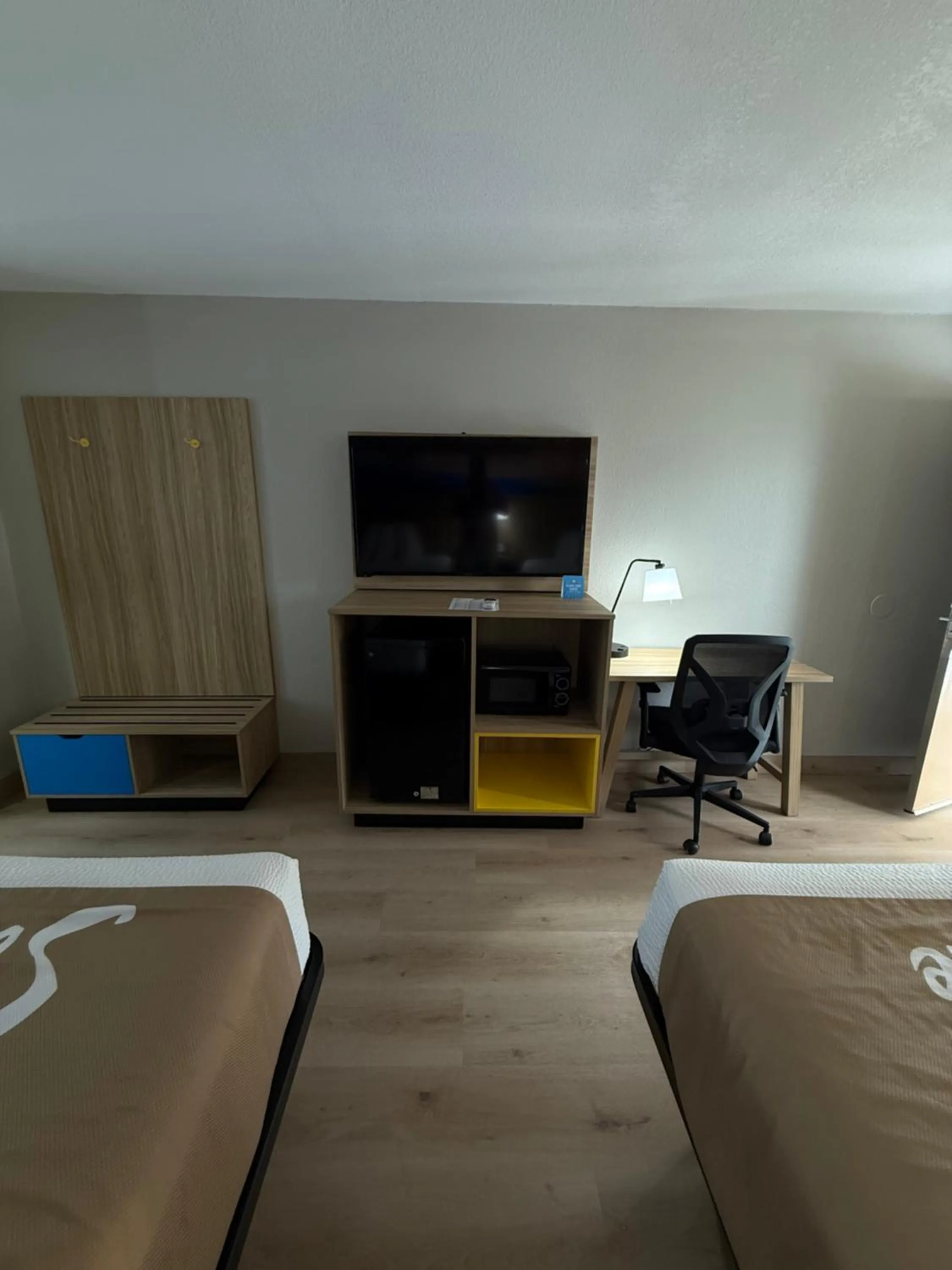 TV and multimedia, Bed in Days Inn by Wyndham Shorter