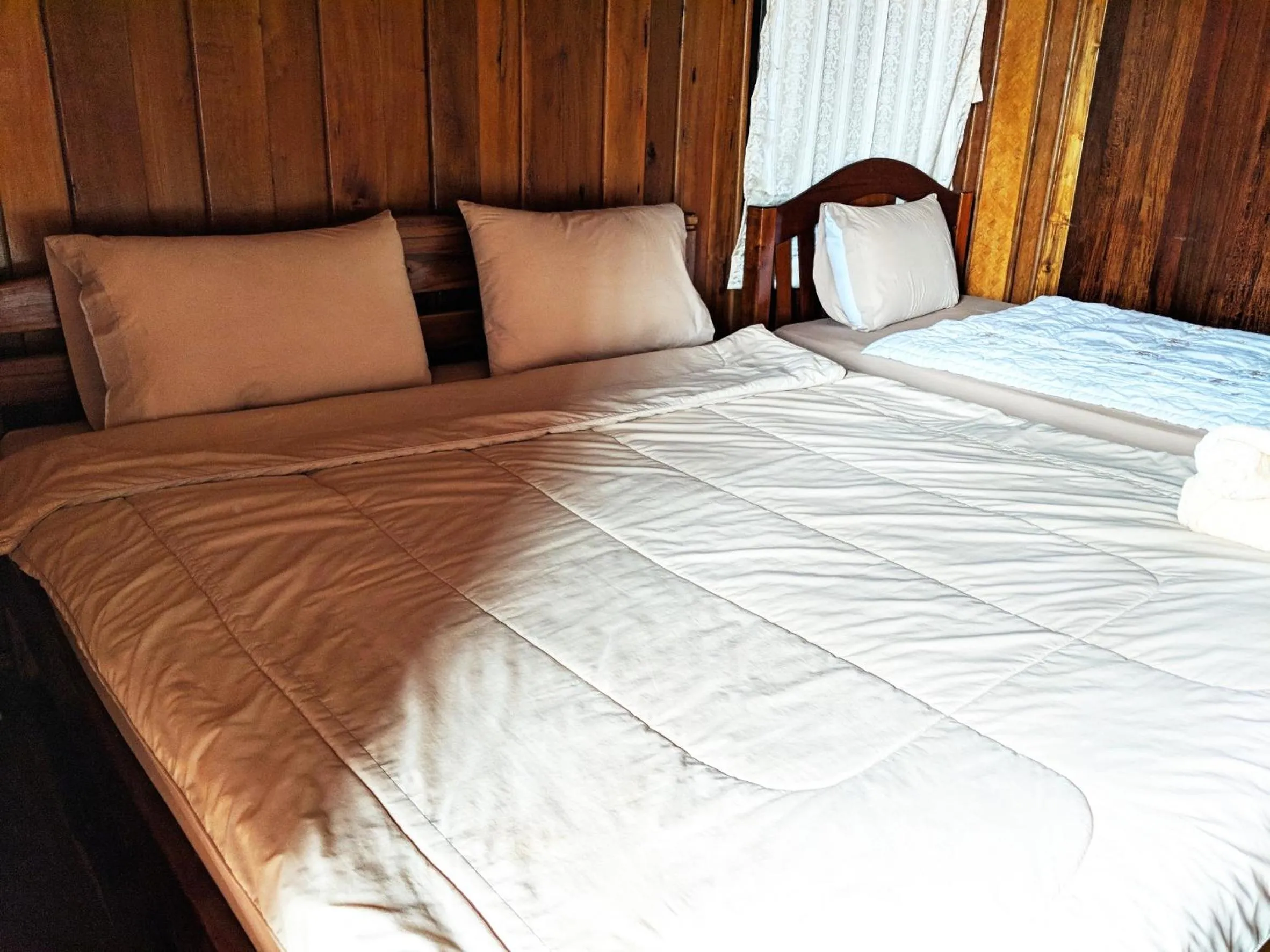 Bed in Bansuanphuhong Resort