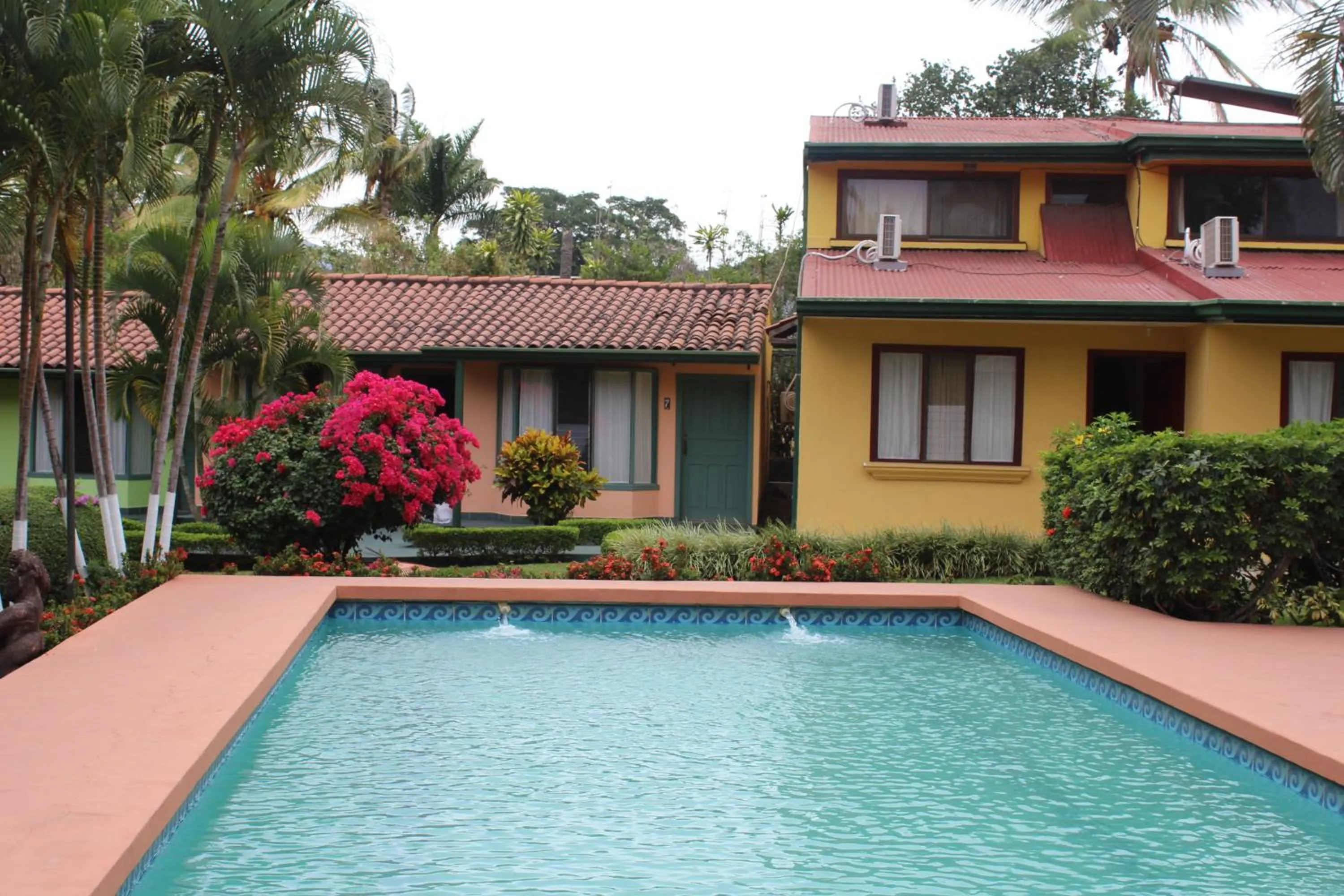 Swimming pool in Hotel Bristol Aeropuerto