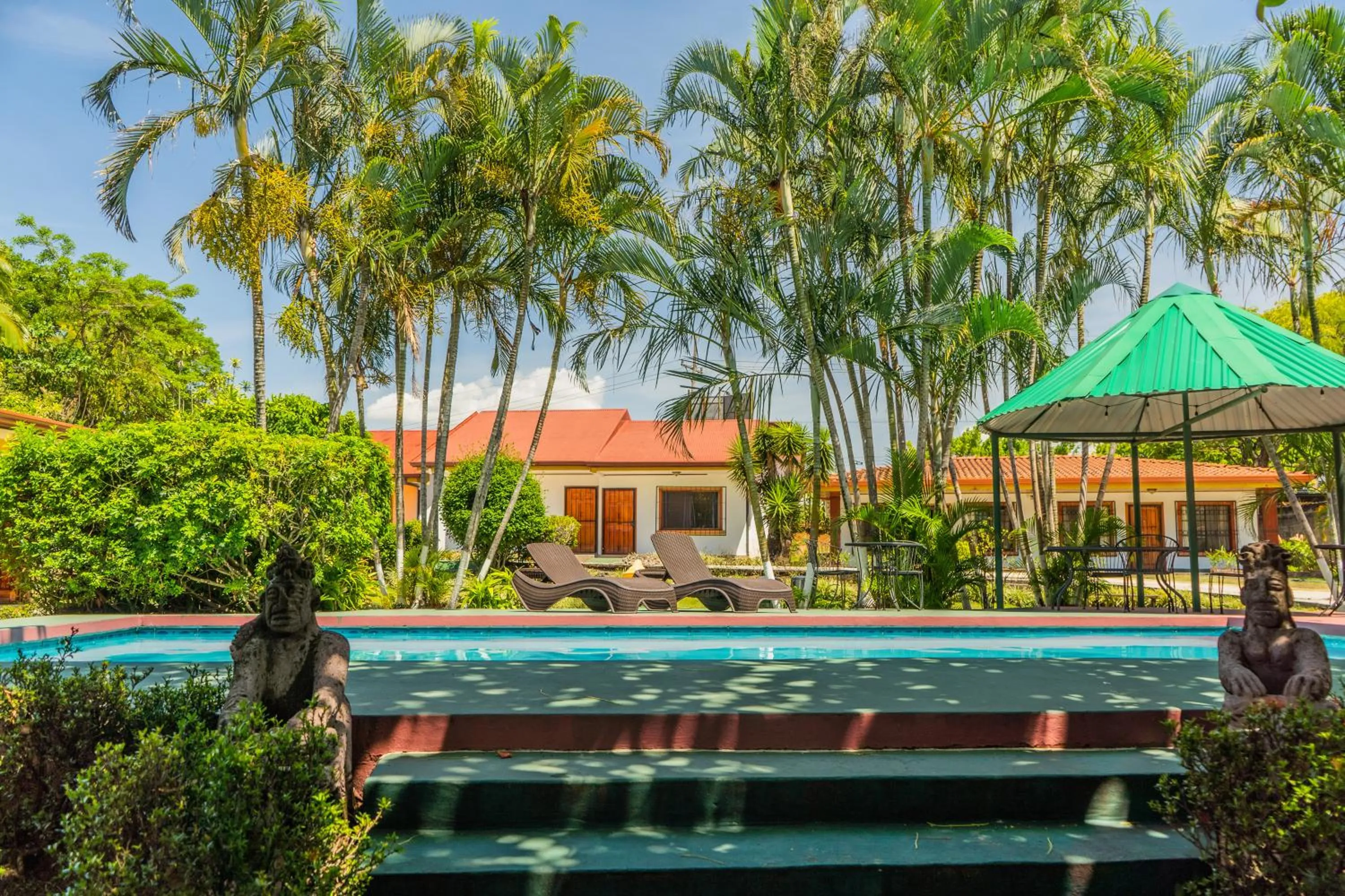 Swimming pool in Hotel Bristol Aeropuerto