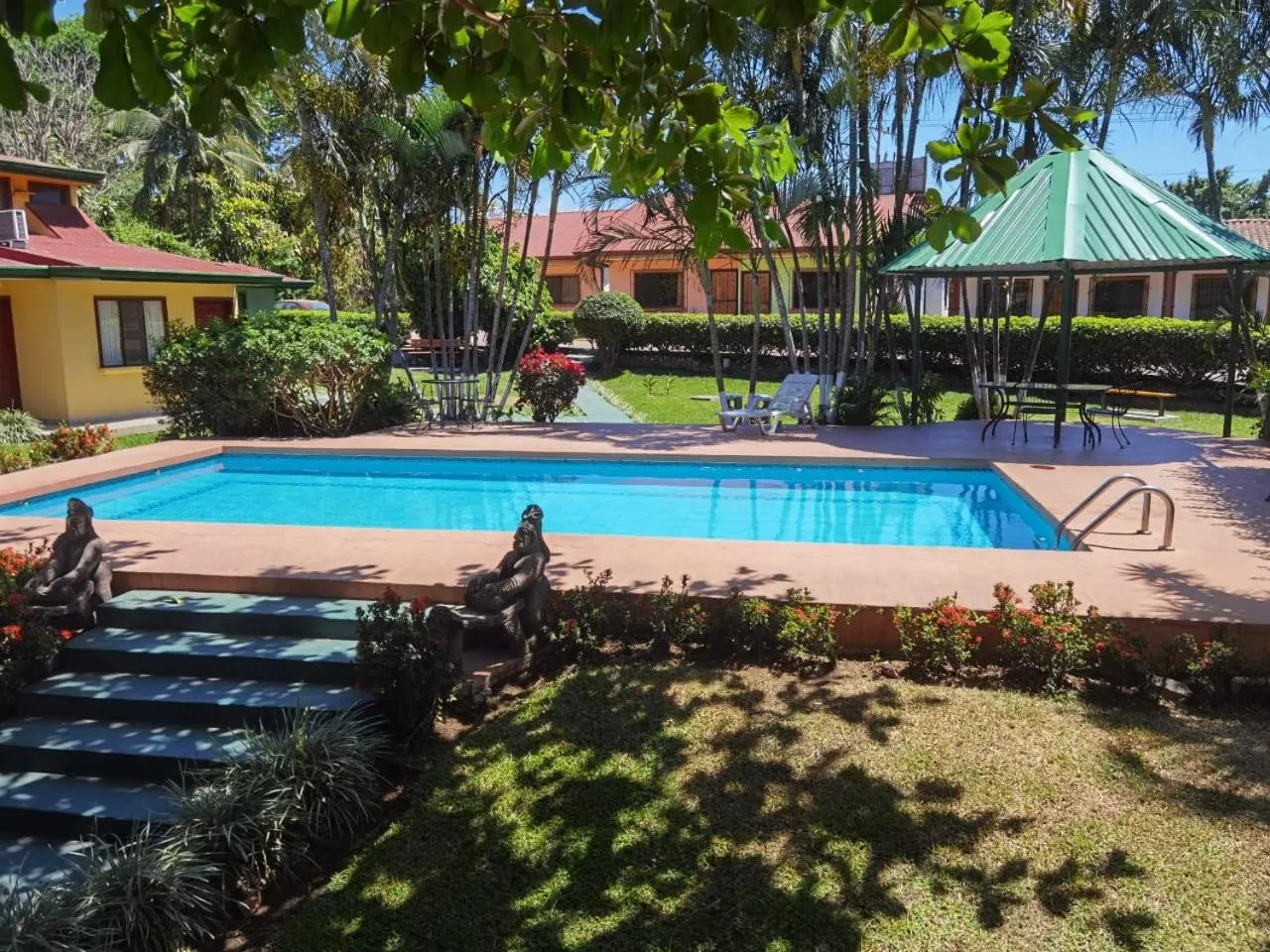 Swimming pool in Hotel Bristol Aeropuerto