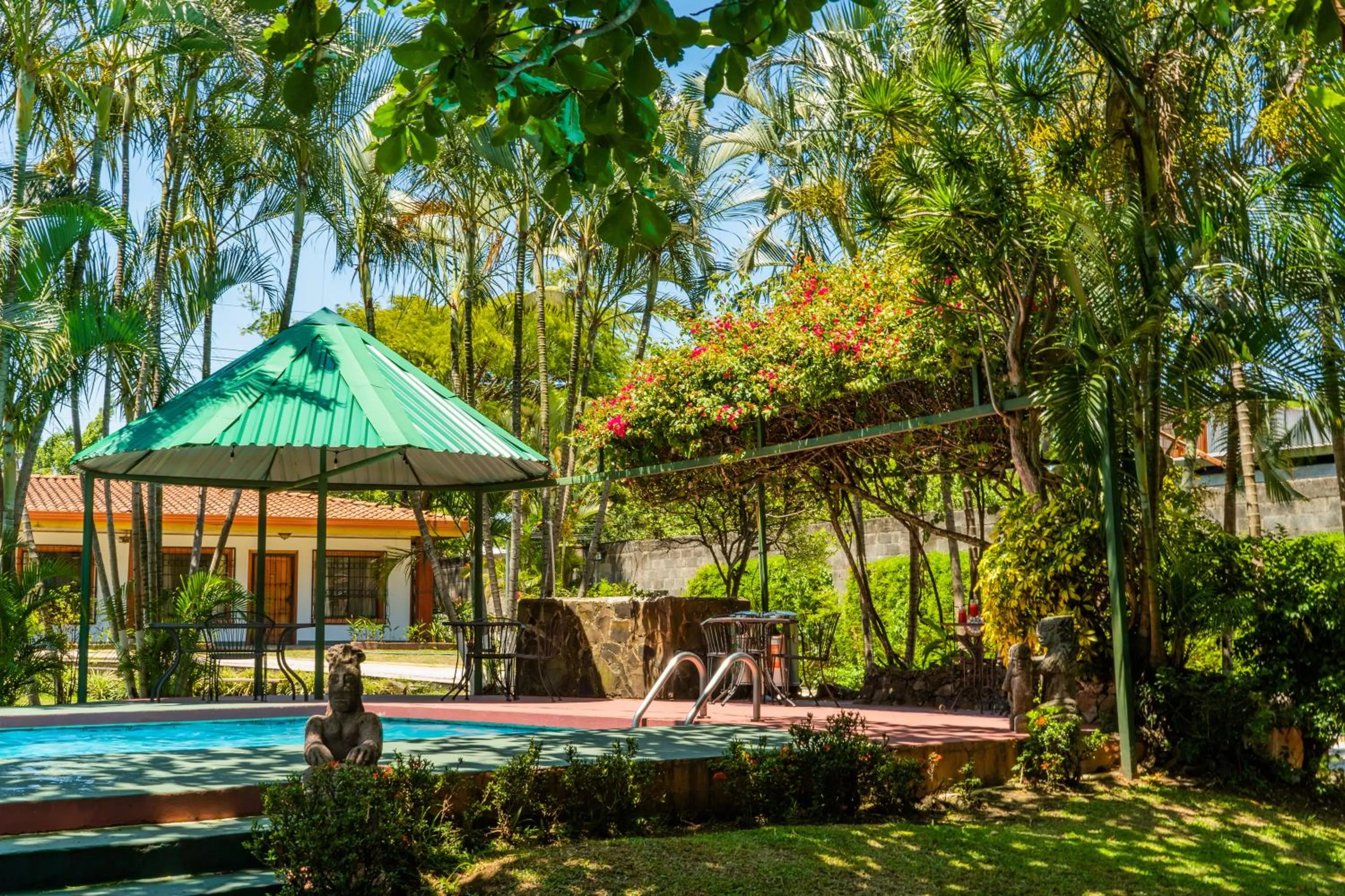 Swimming pool in Hotel Bristol Aeropuerto