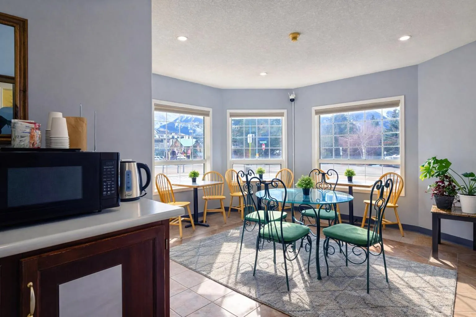 Coffee/tea facilities in Mountain View Inn