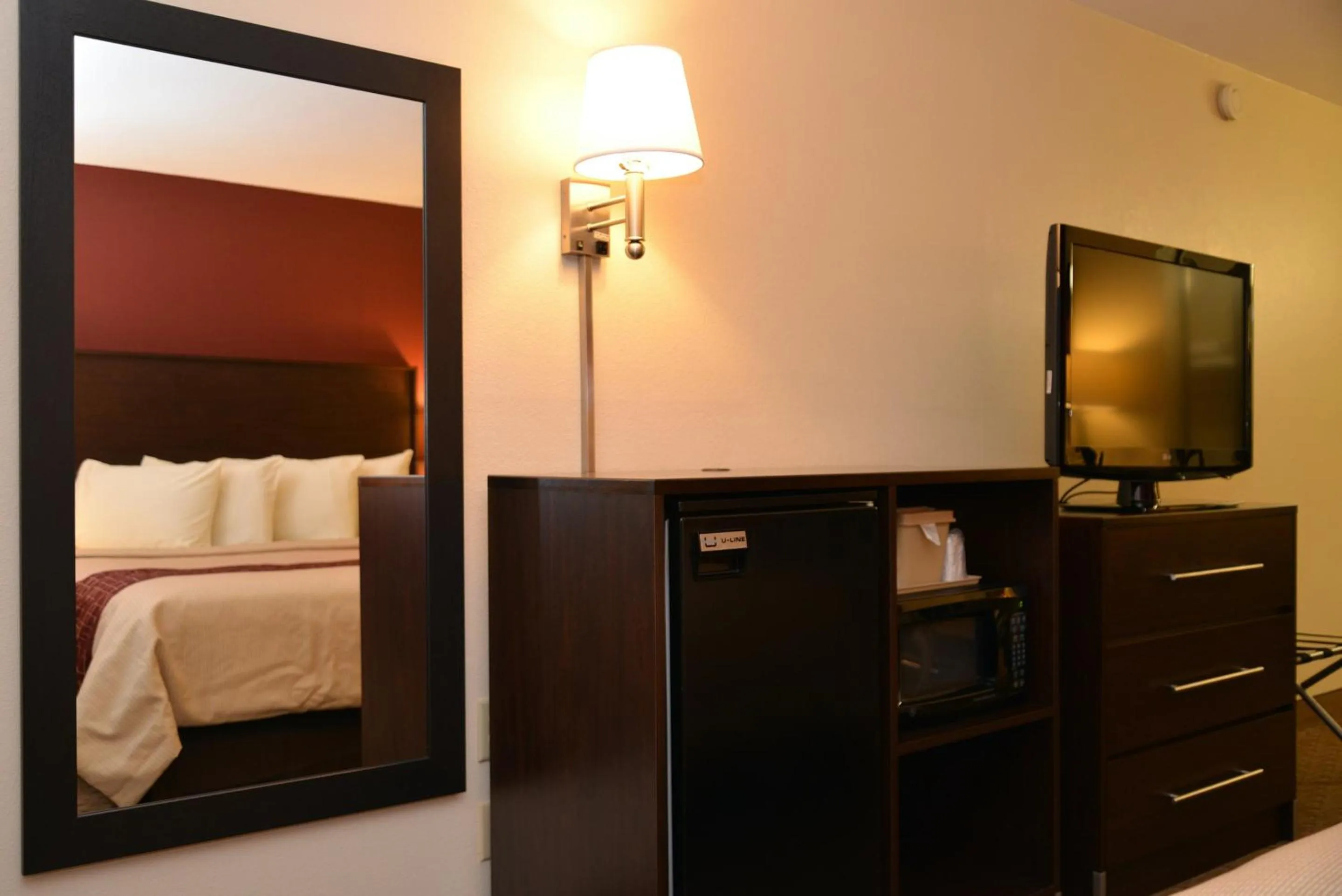 Photo of the whole room, Bed in Red Roof Inn Cookeville - Tennessee Tech