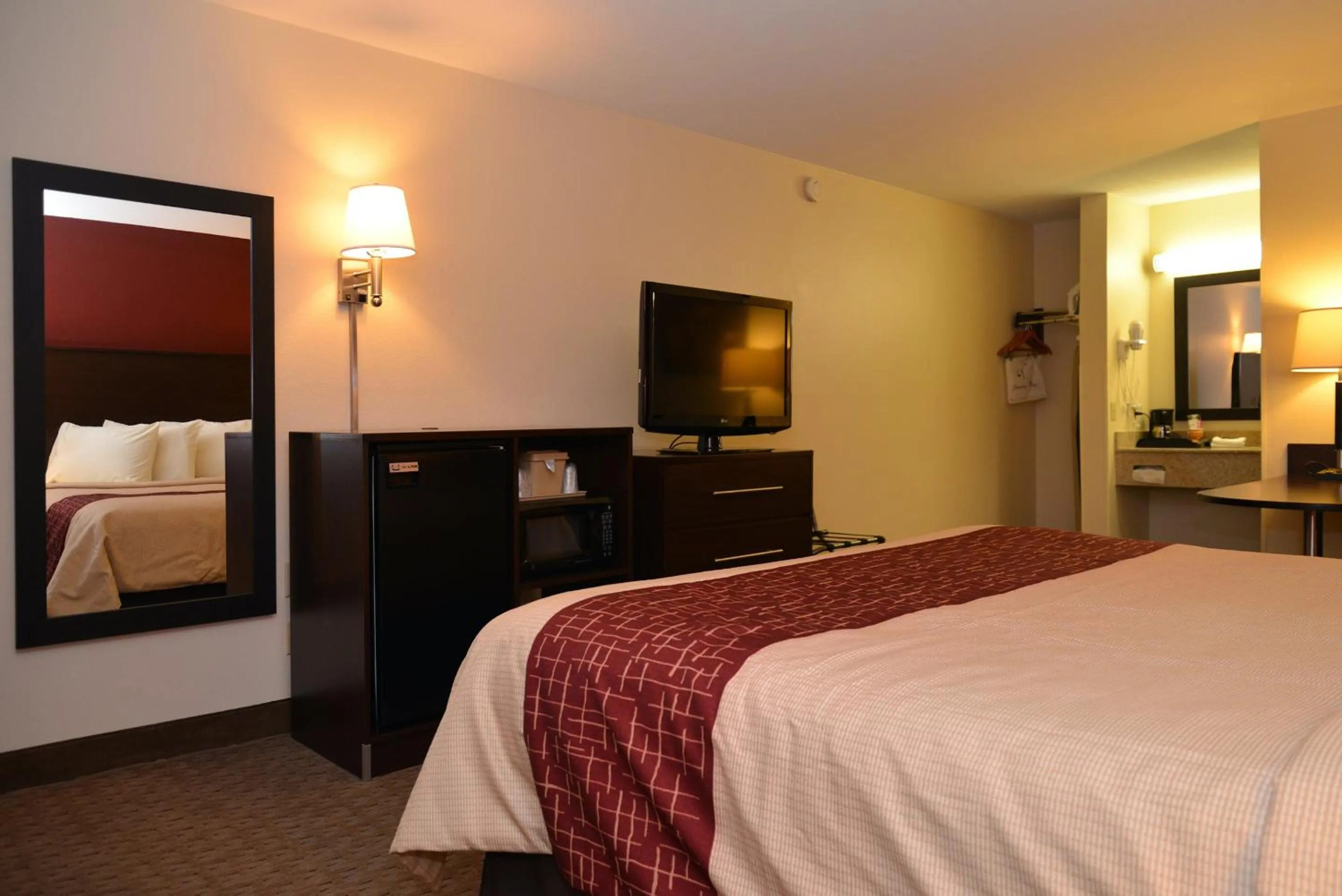 Photo of the whole room, Bed in Red Roof Inn Cookeville - Tennessee Tech