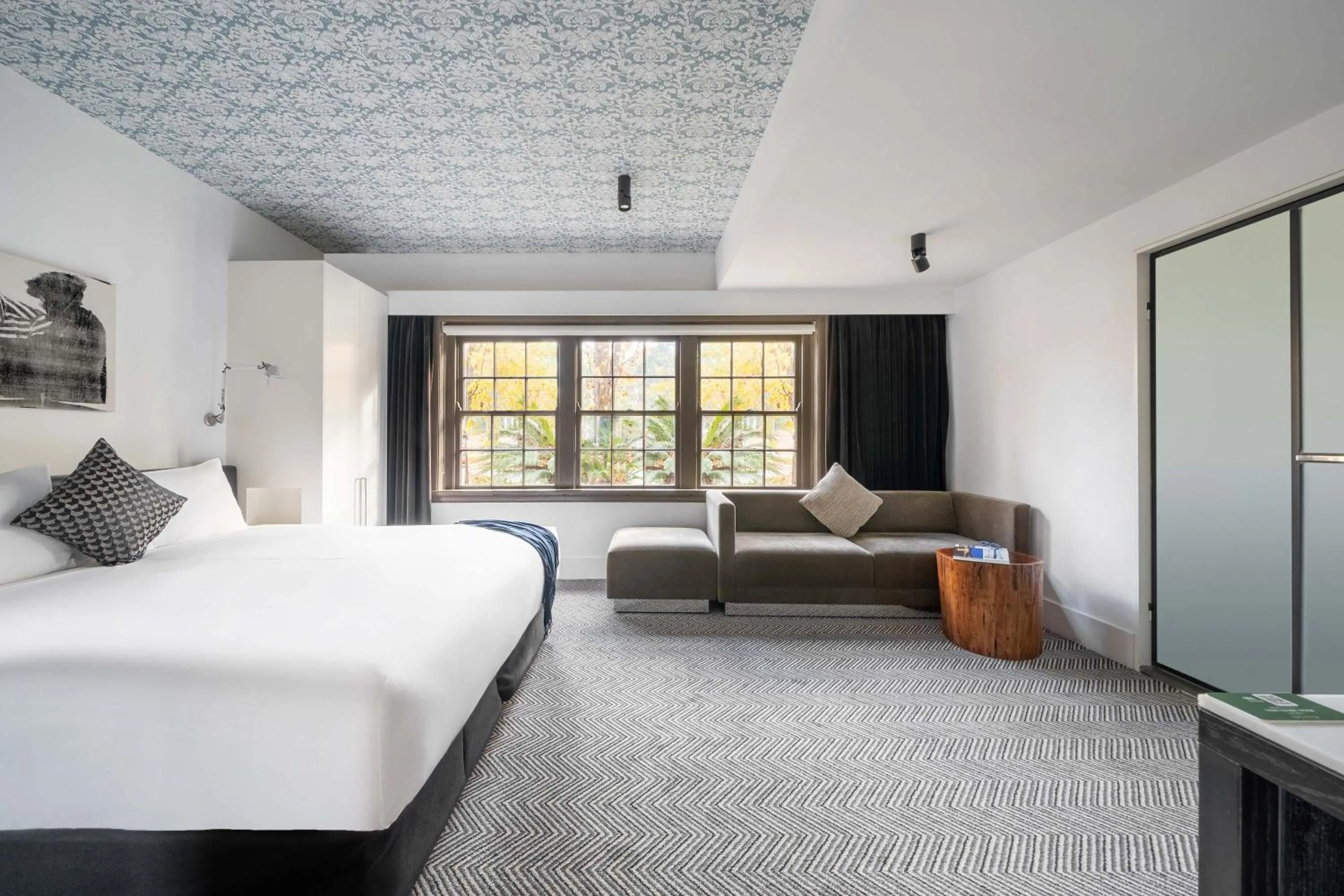 Bed in Peppers Gallery Hotel