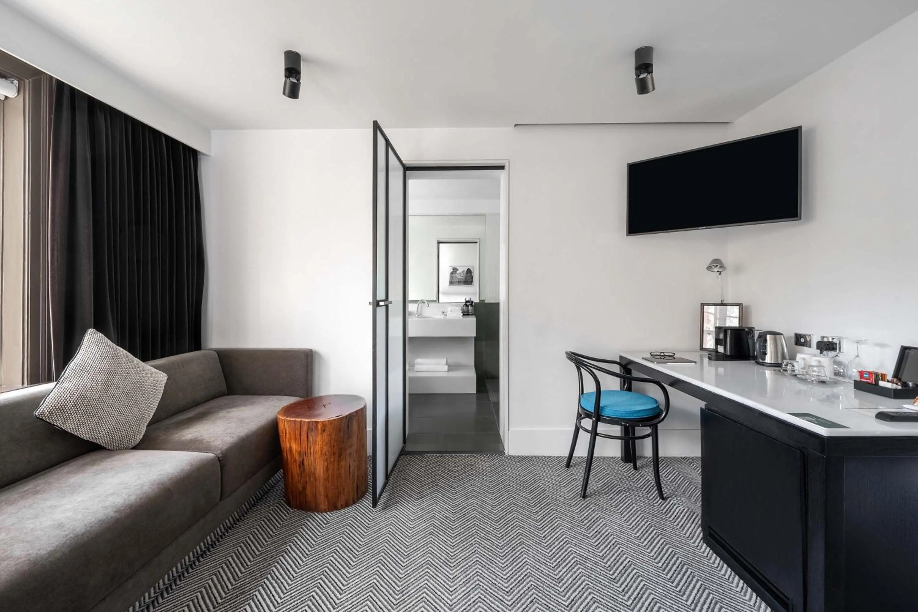 Bedroom in Peppers Gallery Hotel