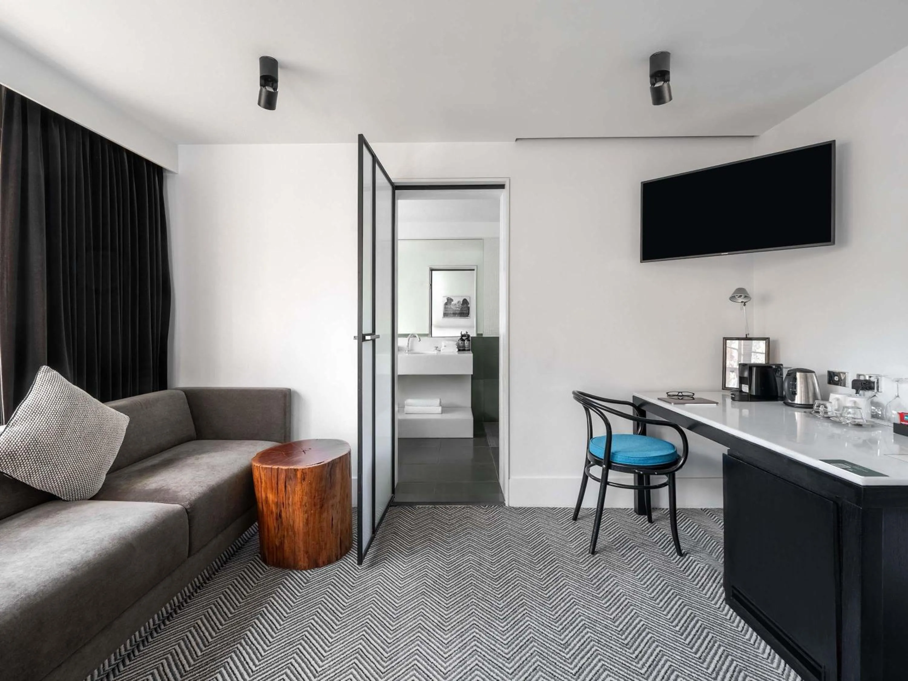 Bedroom in Peppers Gallery Hotel