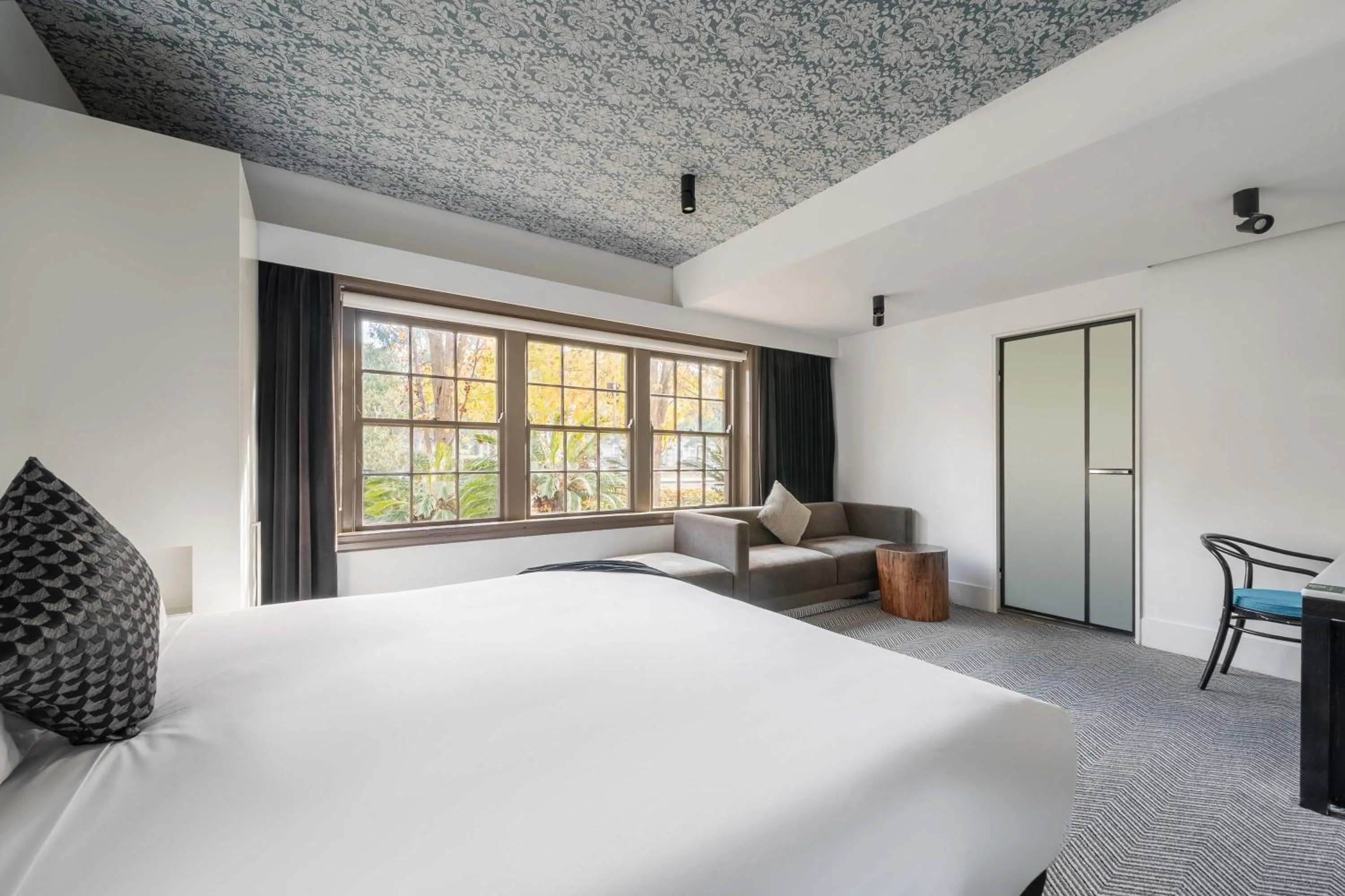 Bed in Peppers Gallery Hotel