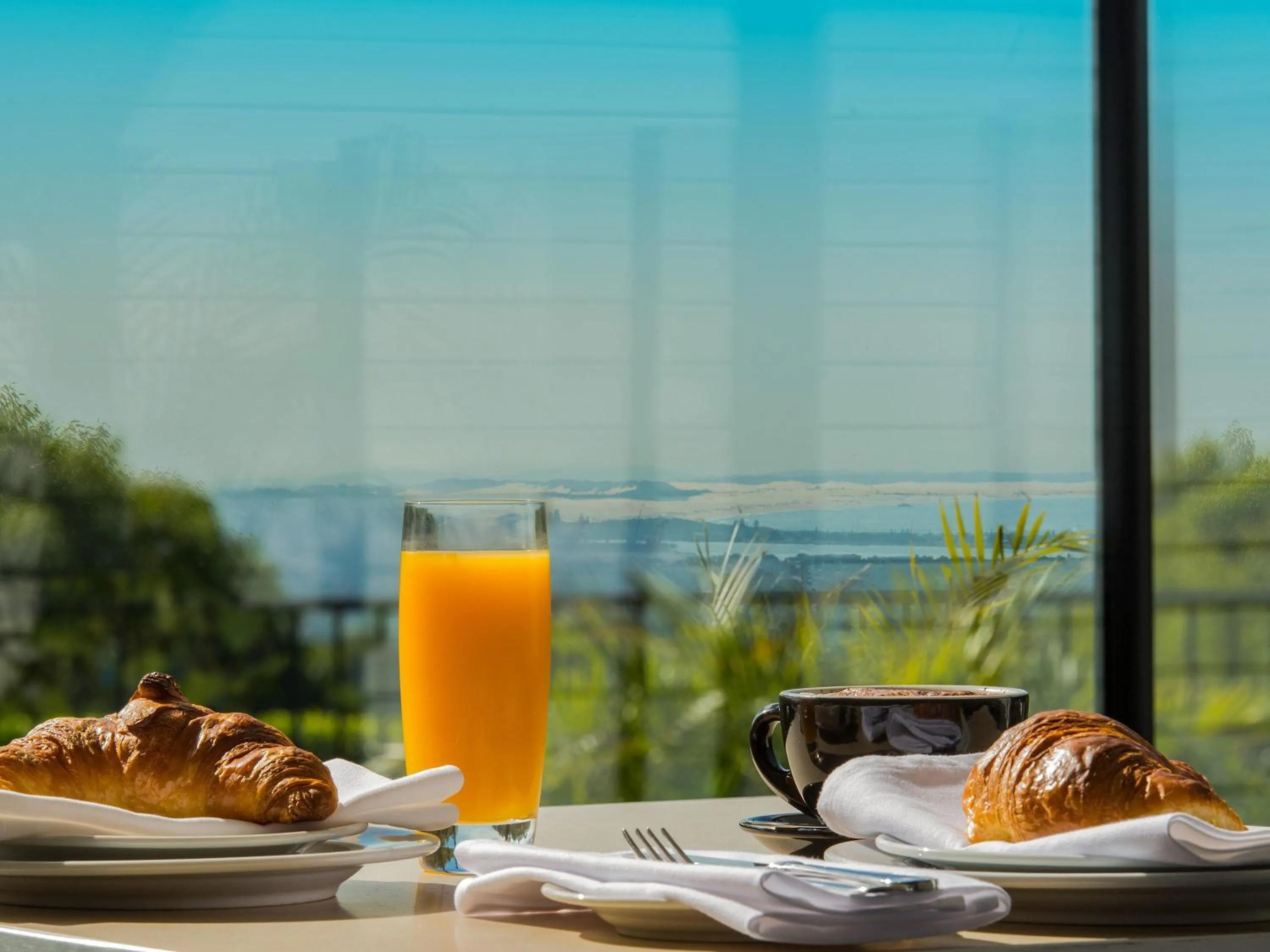 Lounge or bar in Mercure Charlestown