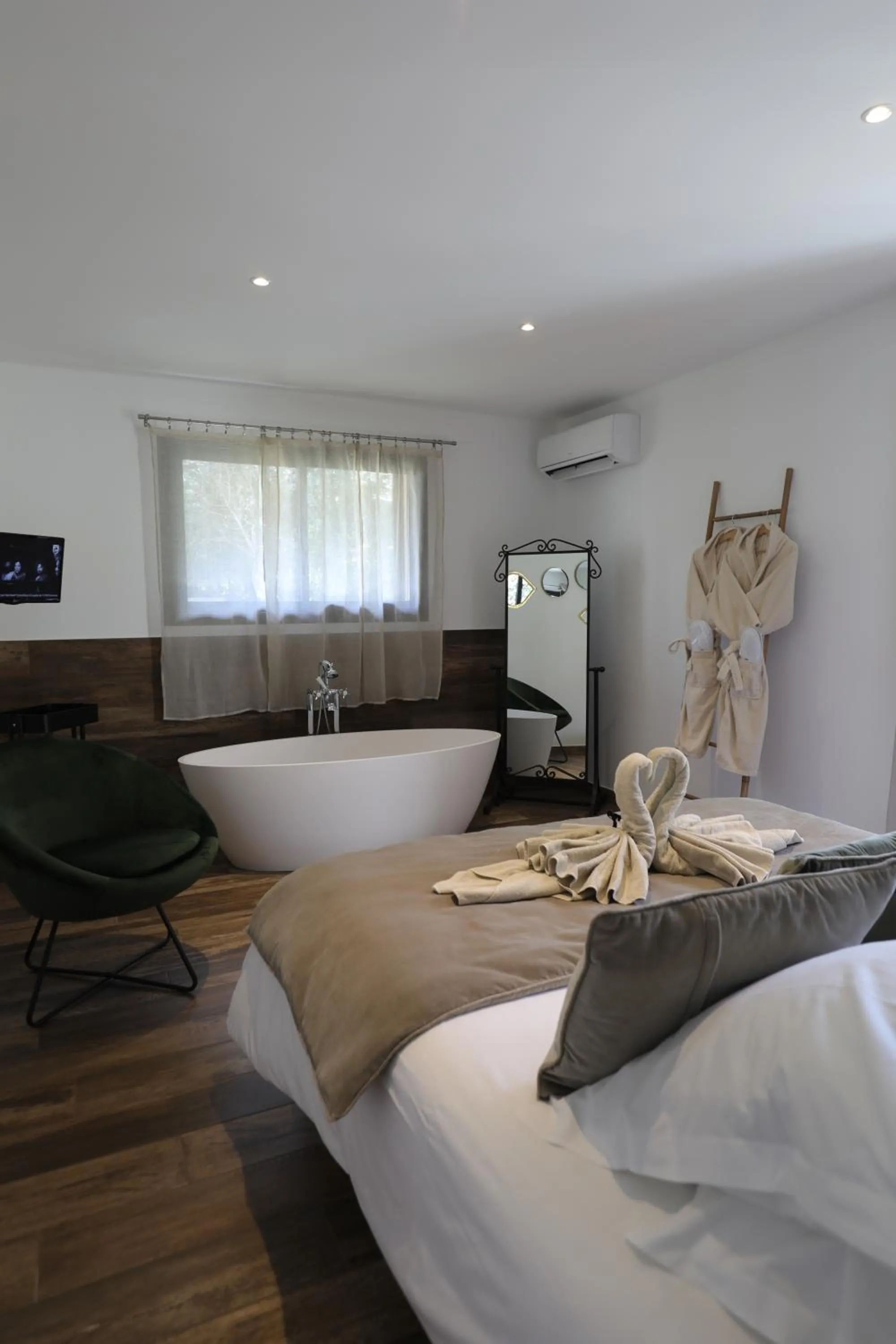 Photo of the whole room, Bed in Hôtel confidentiel Le Grecale