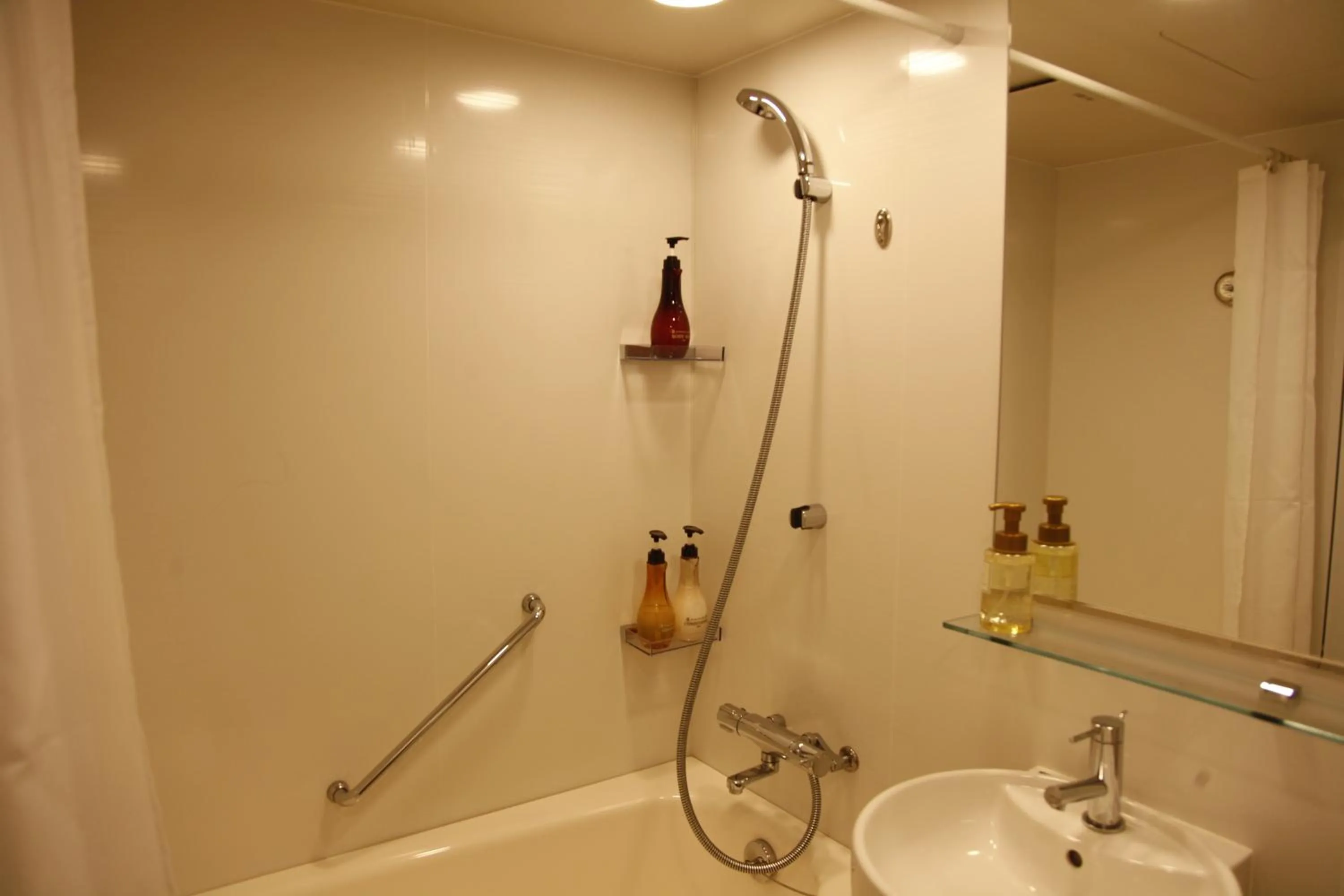 Photo of the whole room in Palace In Moon Beach