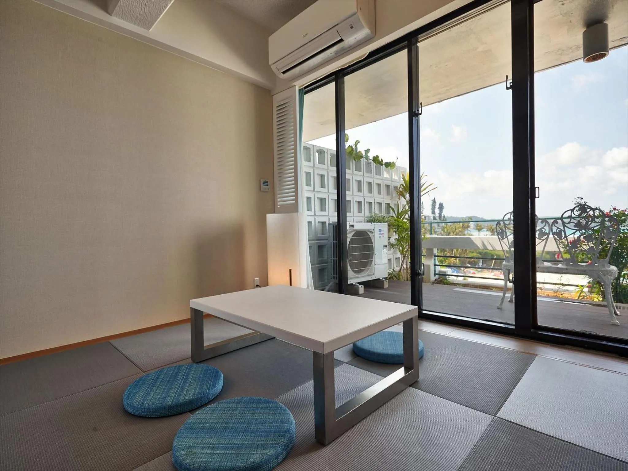 Photo of the whole room in Palace In Moon Beach