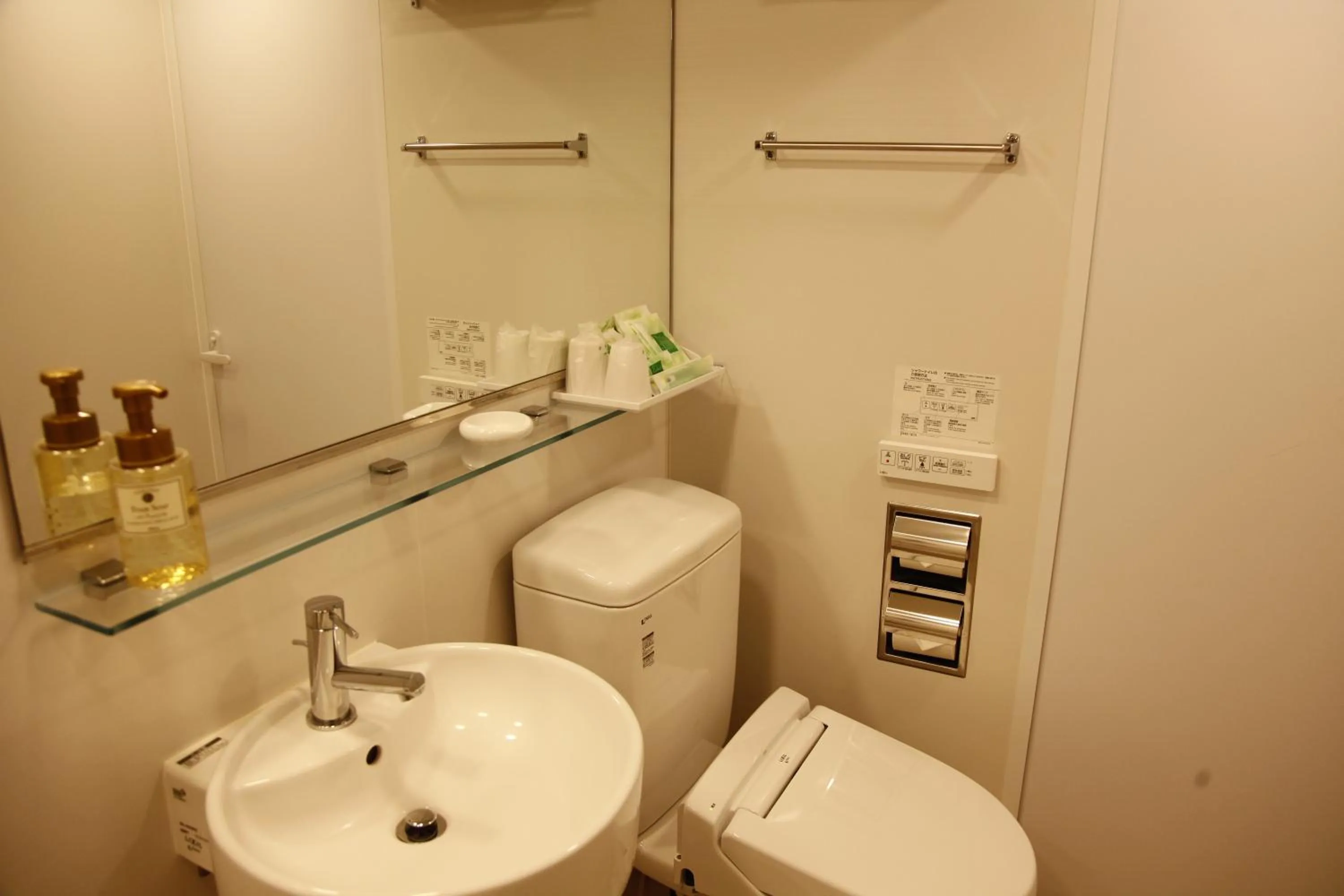 Photo of the whole room in Palace In Moon Beach