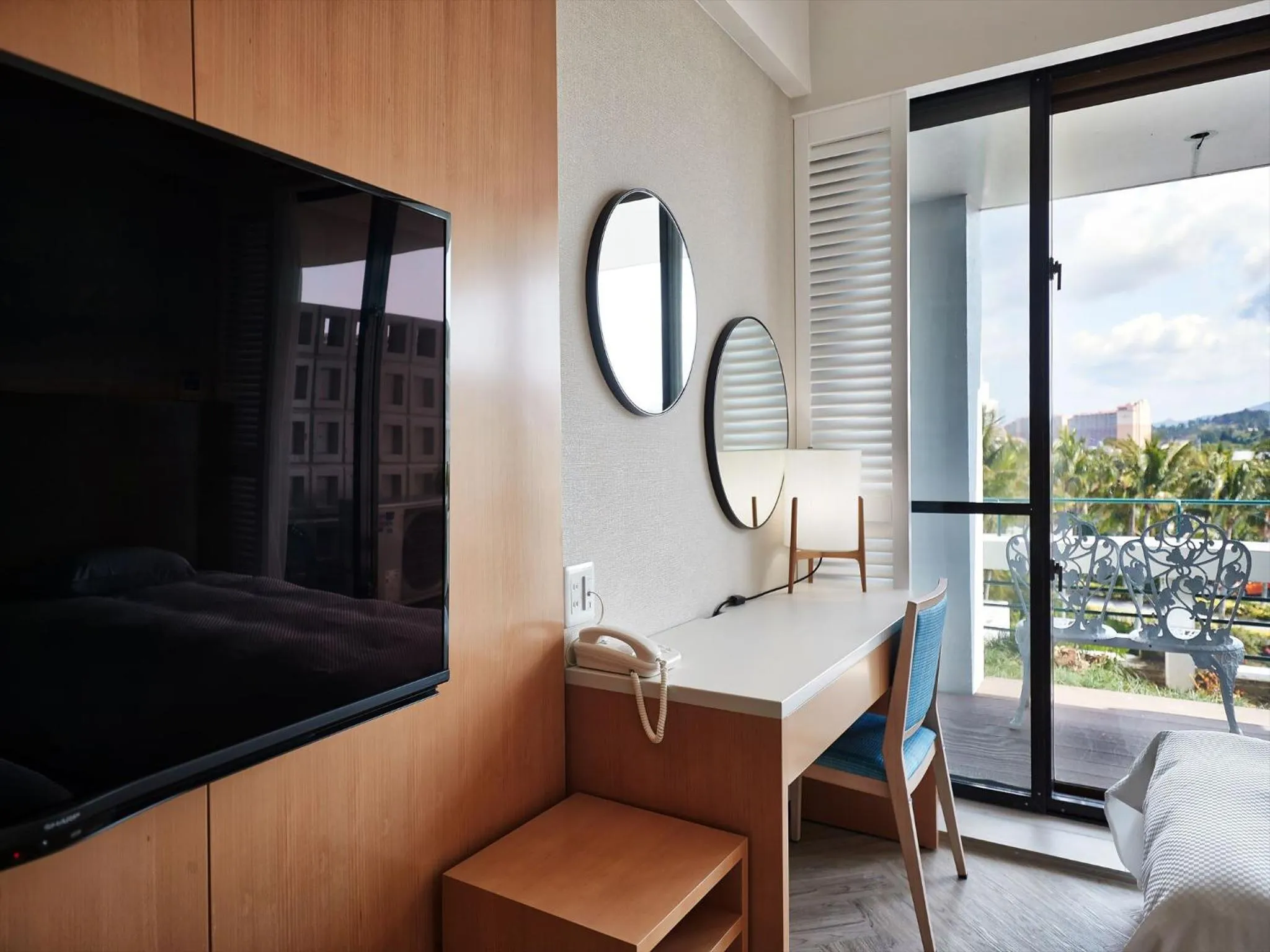 Photo of the whole room in Palace In Moon Beach