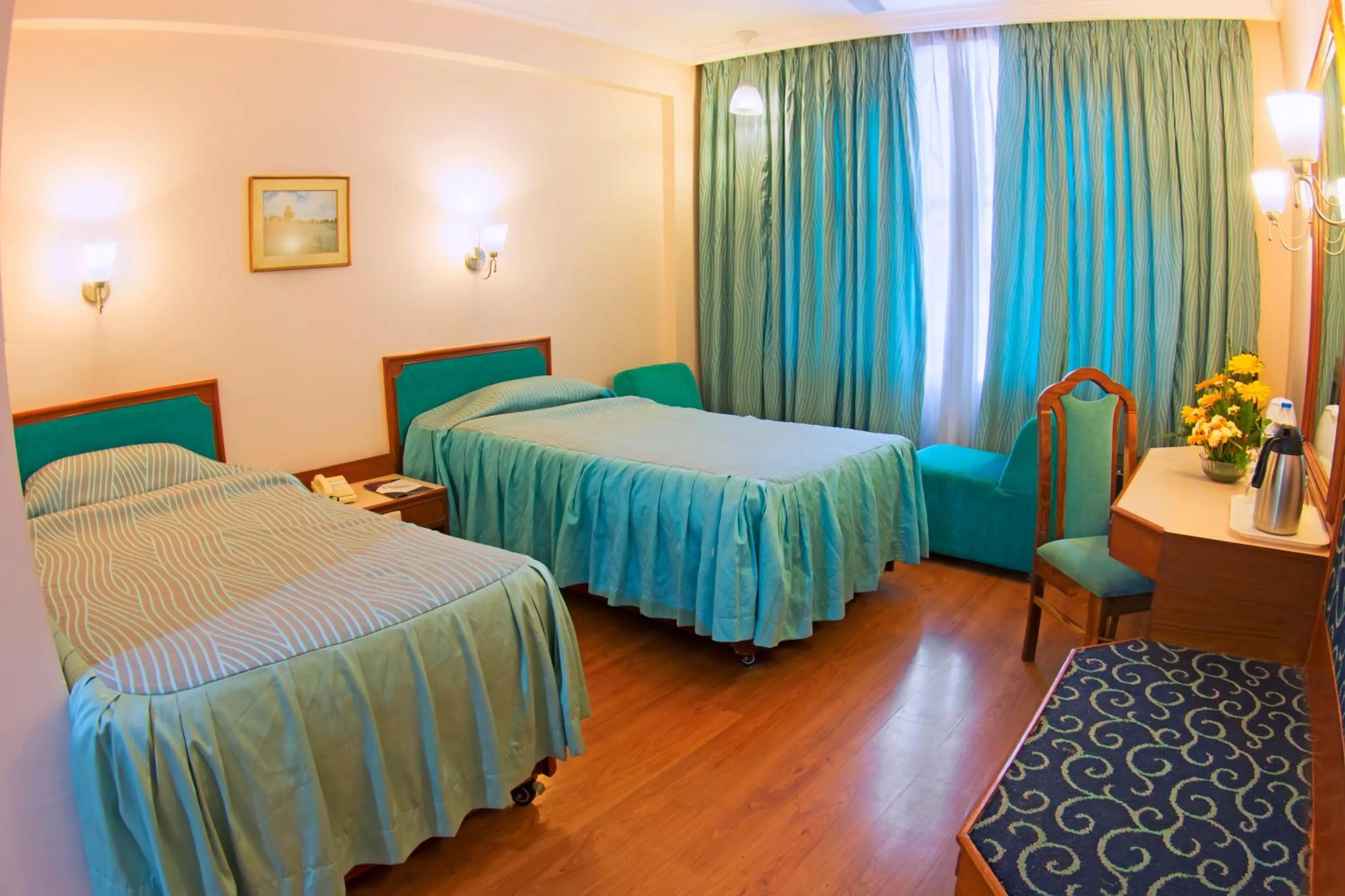 Photo of the whole room in Maya's Kings Kourt