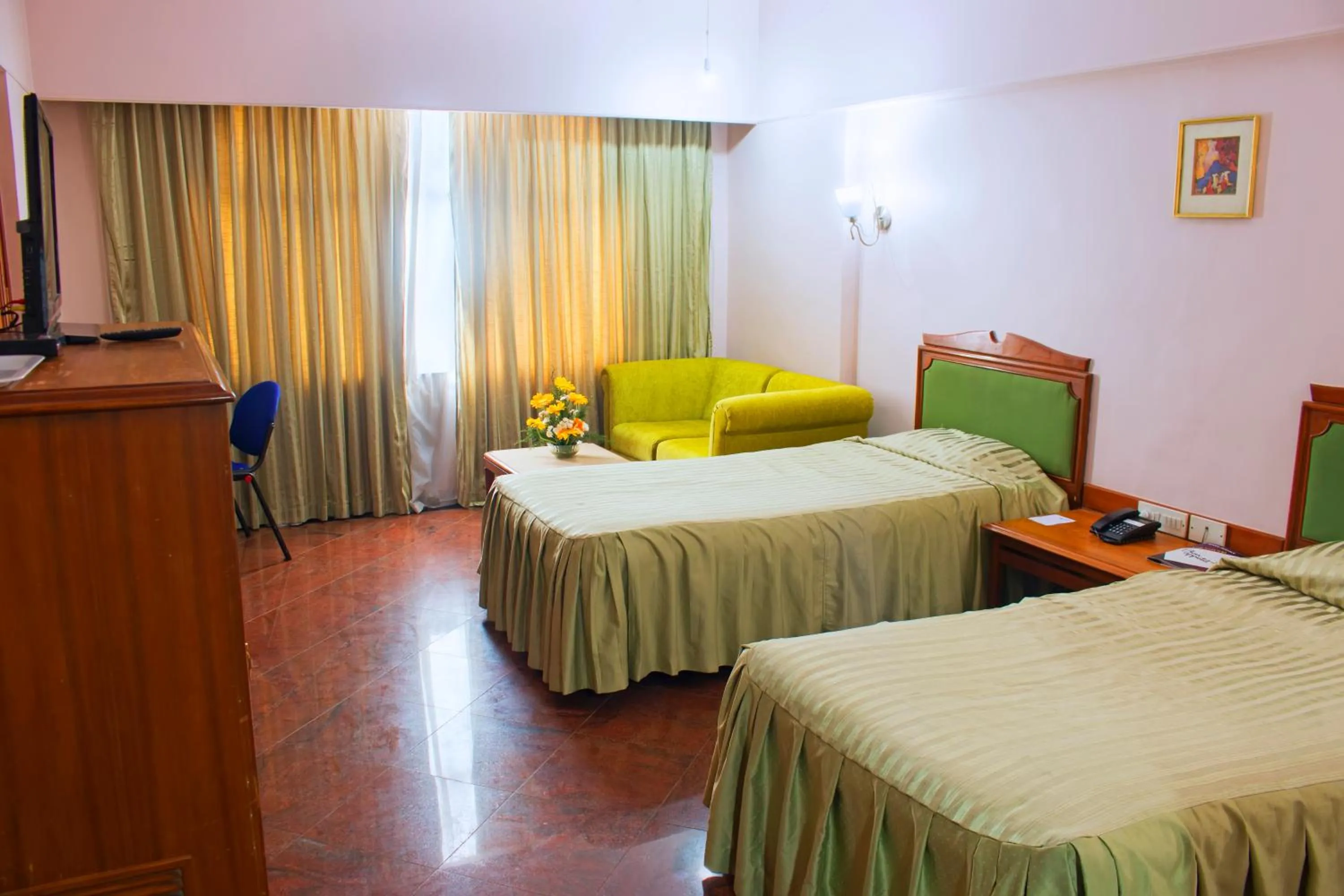 Photo of the whole room in Maya's Kings Kourt