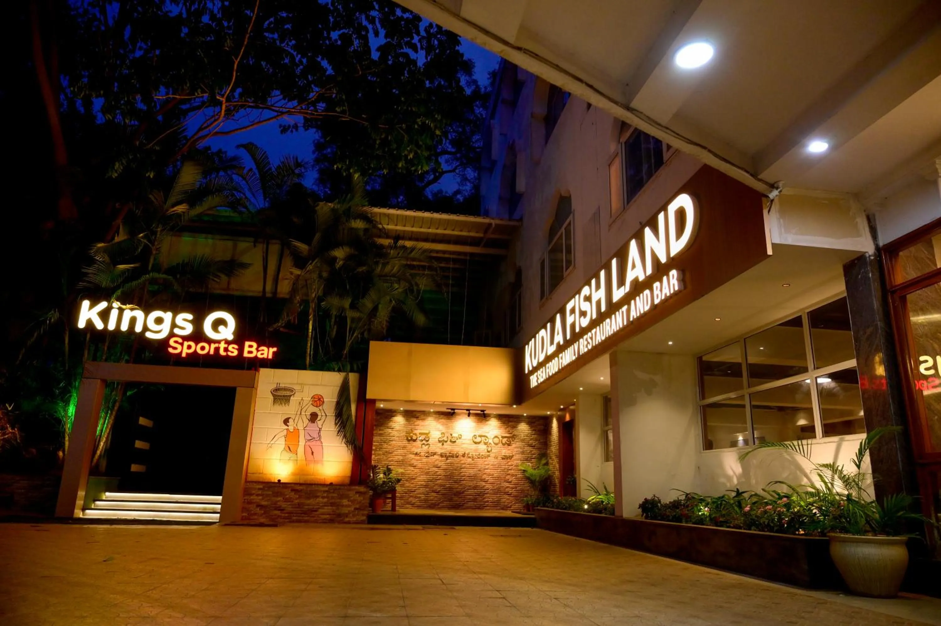 Restaurant/places to eat in Maya's Kings Kourt