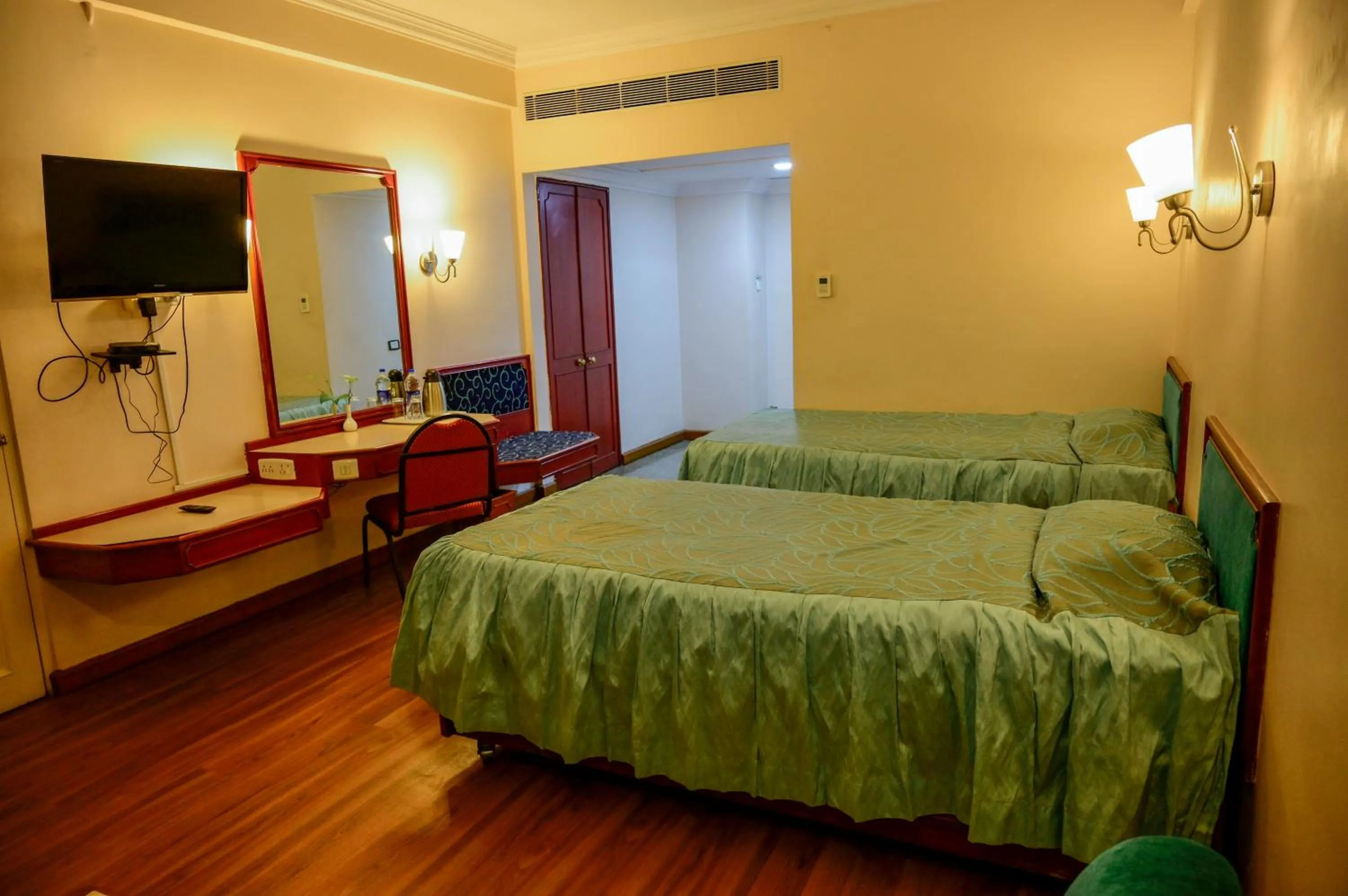 Photo of the whole room in Maya's Kings Kourt