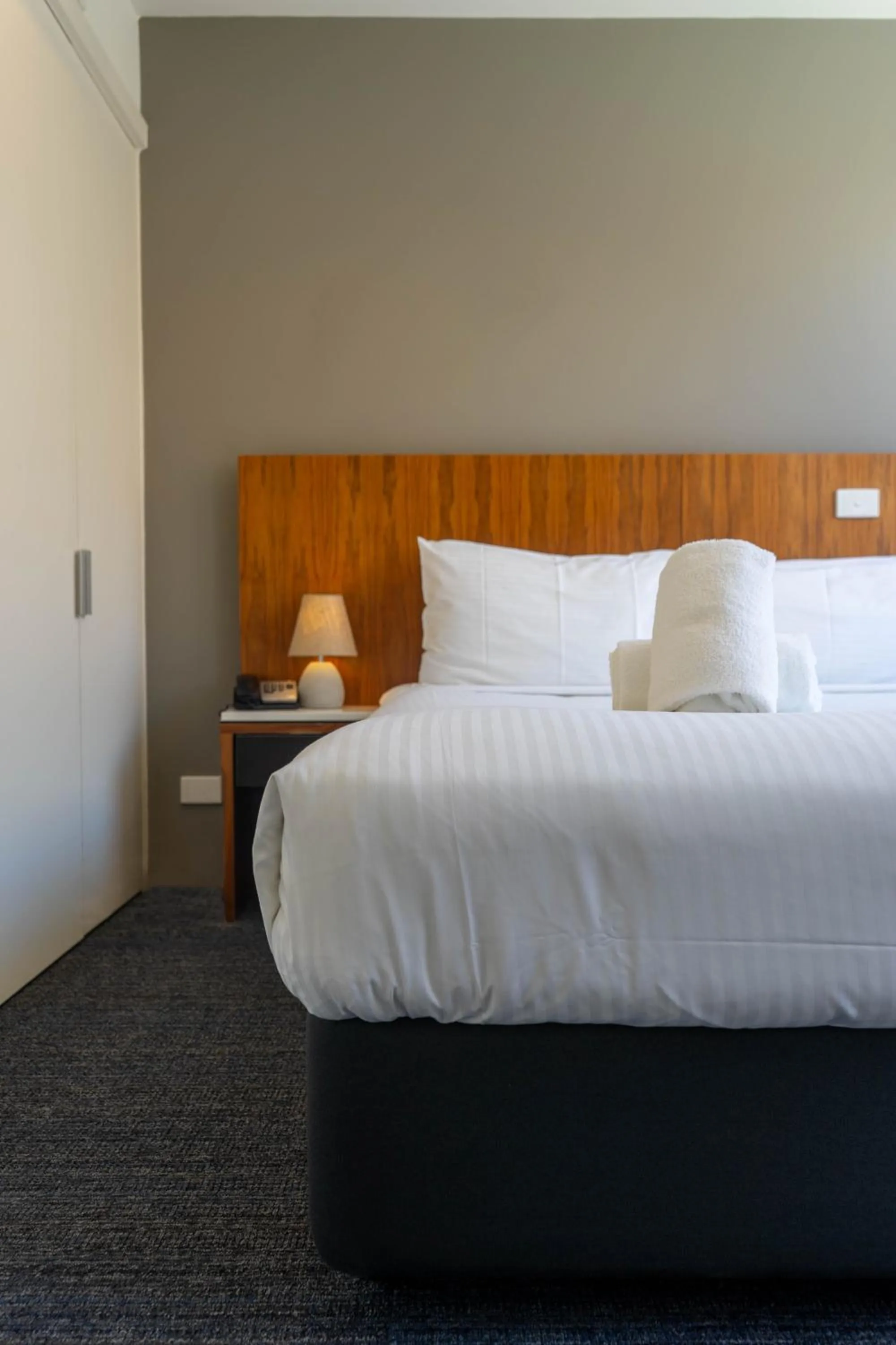 Balcony/Terrace, Bed in Cosmopolitan Hotel and Apartments