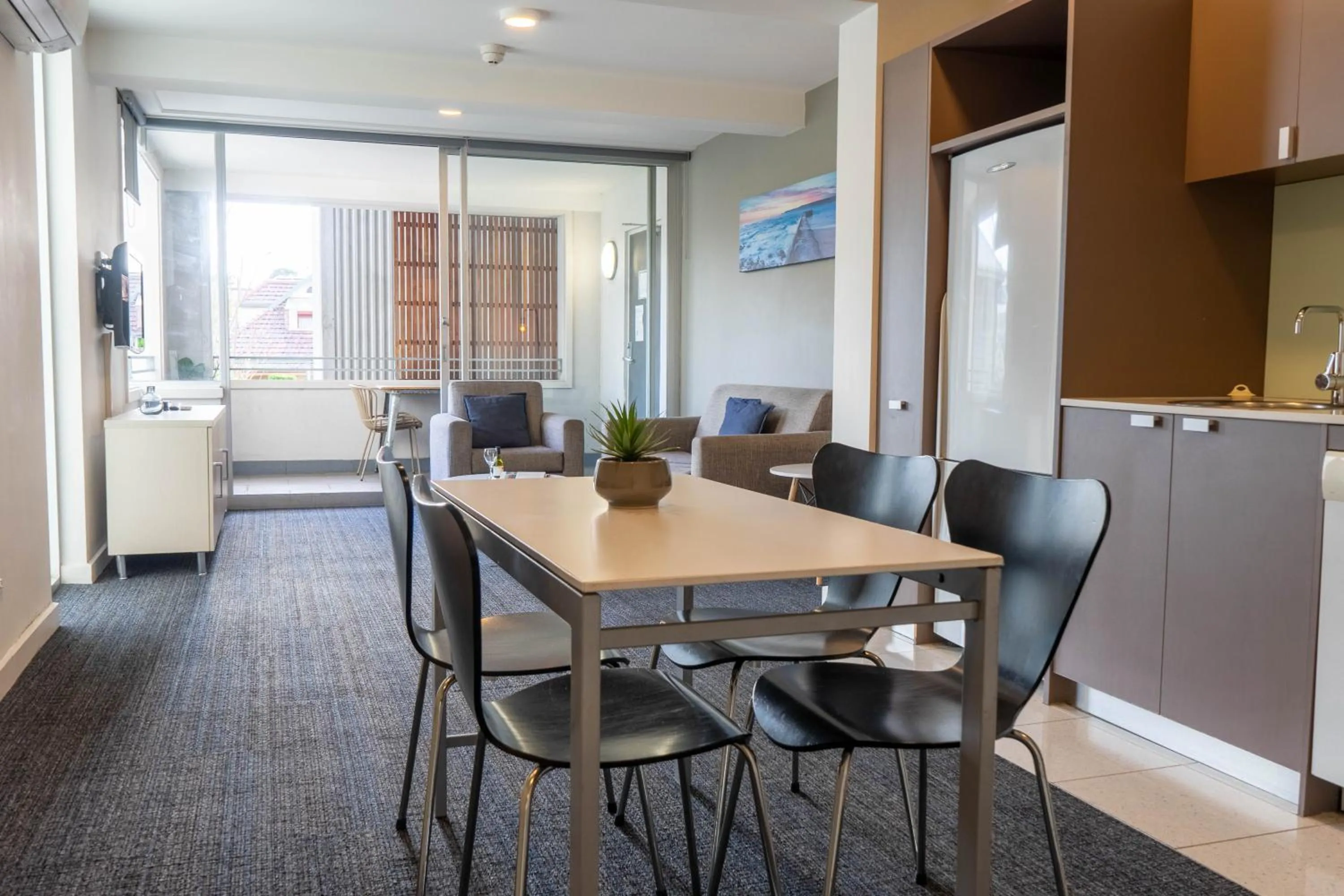 Kitchen or kitchenette in Cosmopolitan Hotel and Apartments