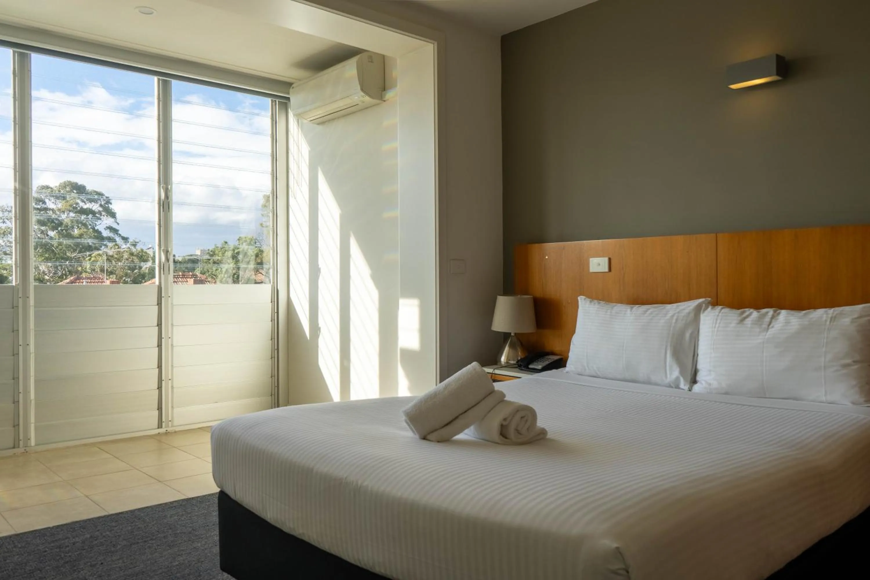 Bed in Cosmopolitan Hotel and Apartments