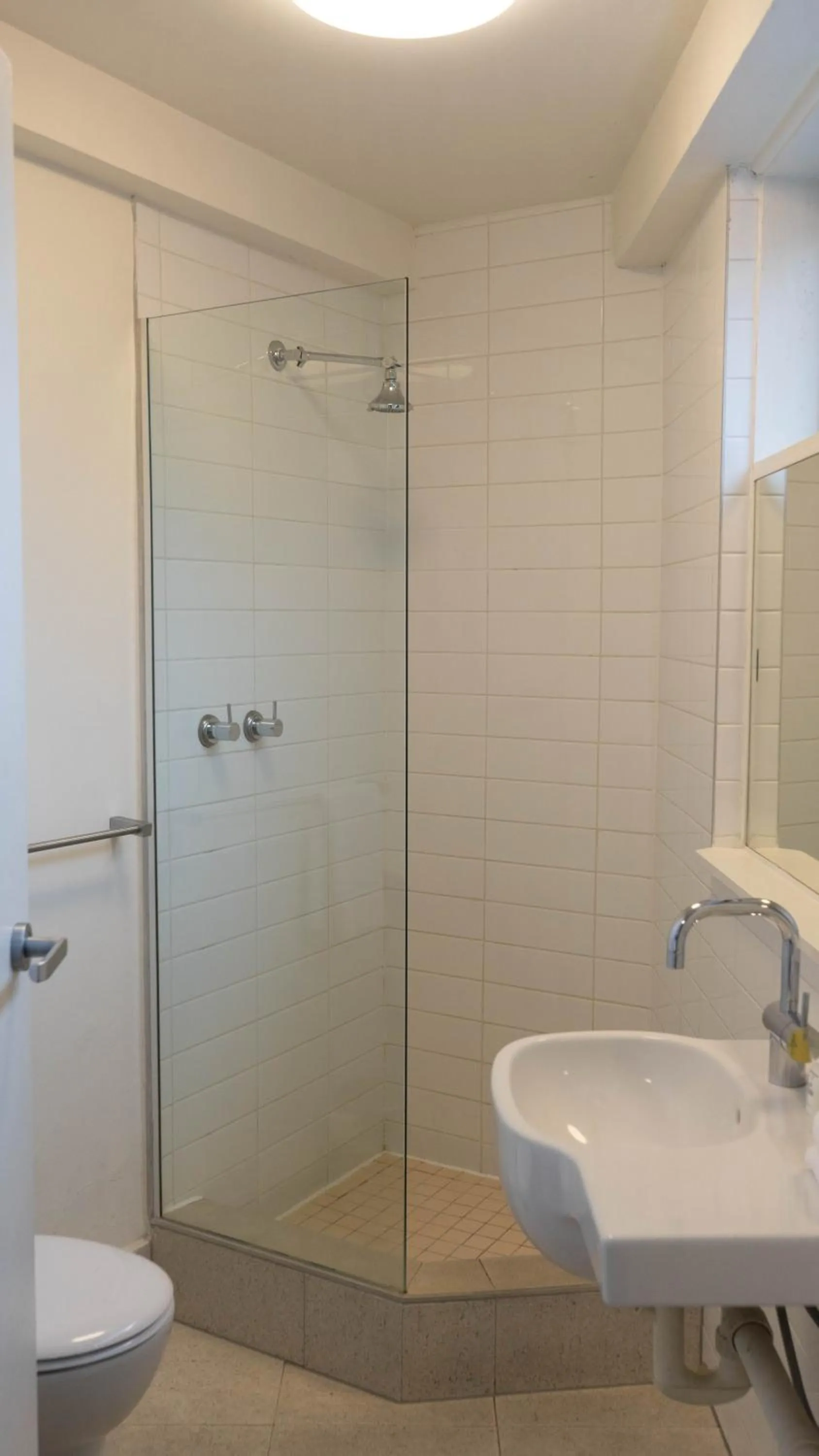 Bathroom in Cosmopolitan Hotel and Apartments