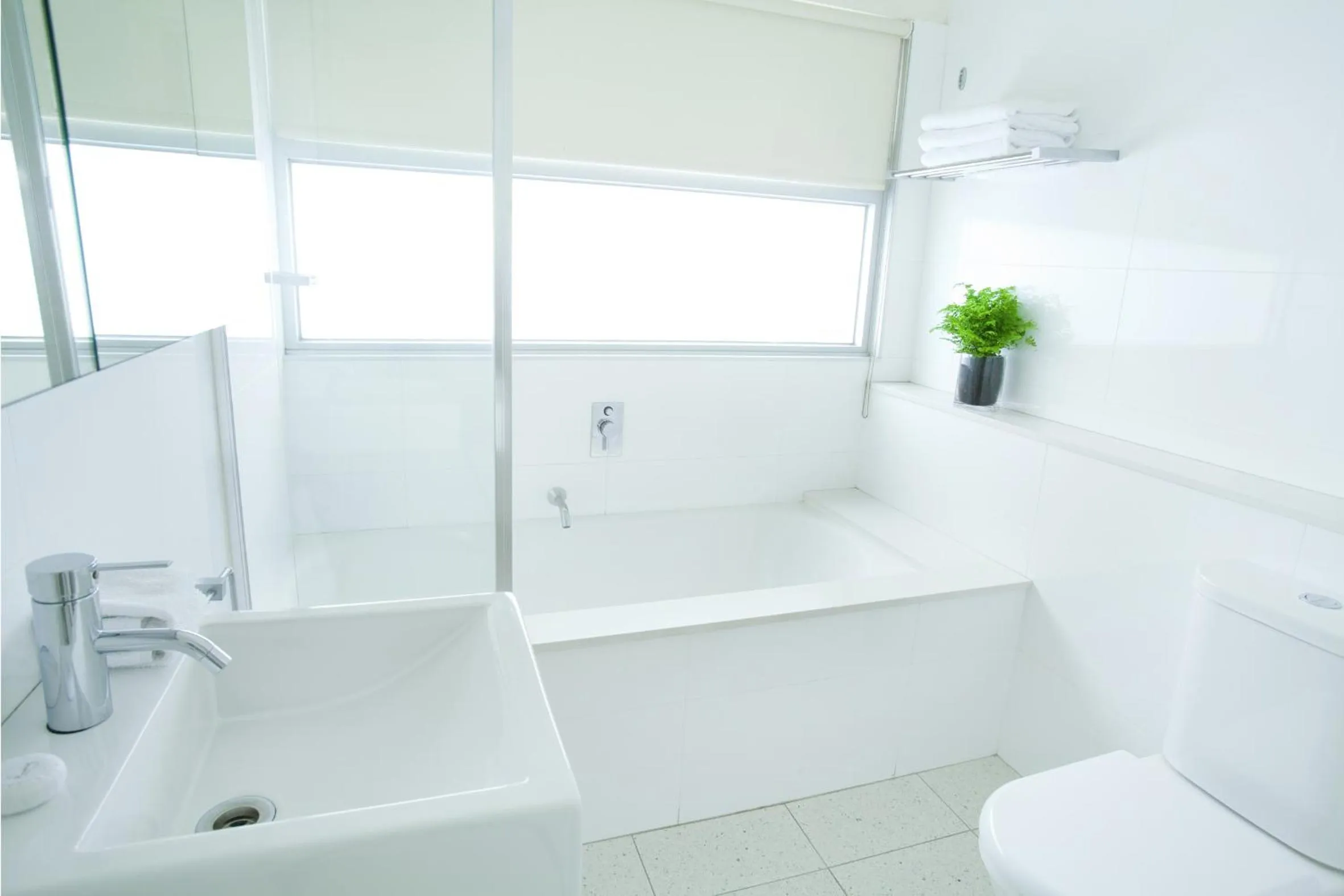 Shower in Cosmopolitan Hotel and Apartments