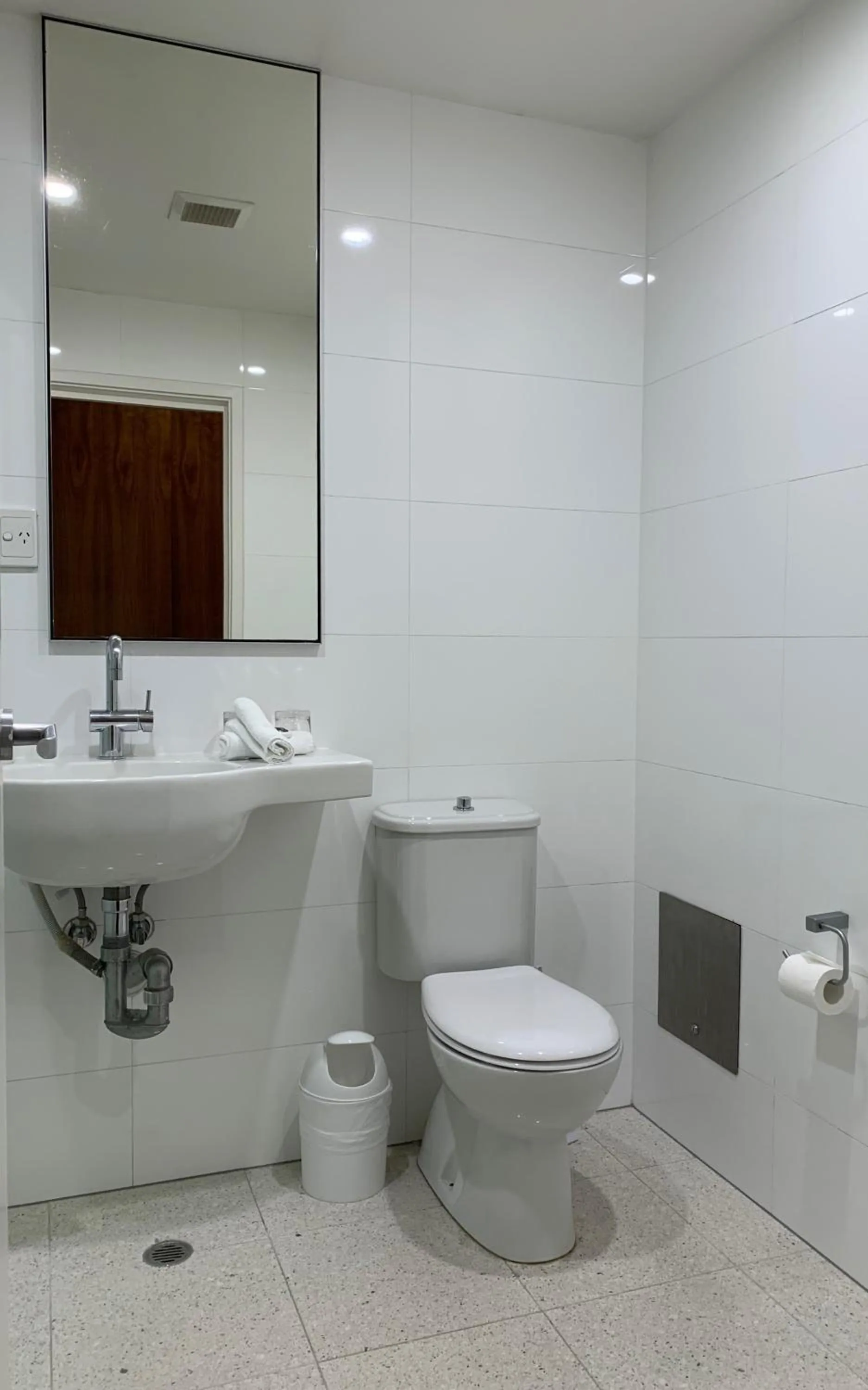 Toilet in Cosmopolitan Hotel and Apartments