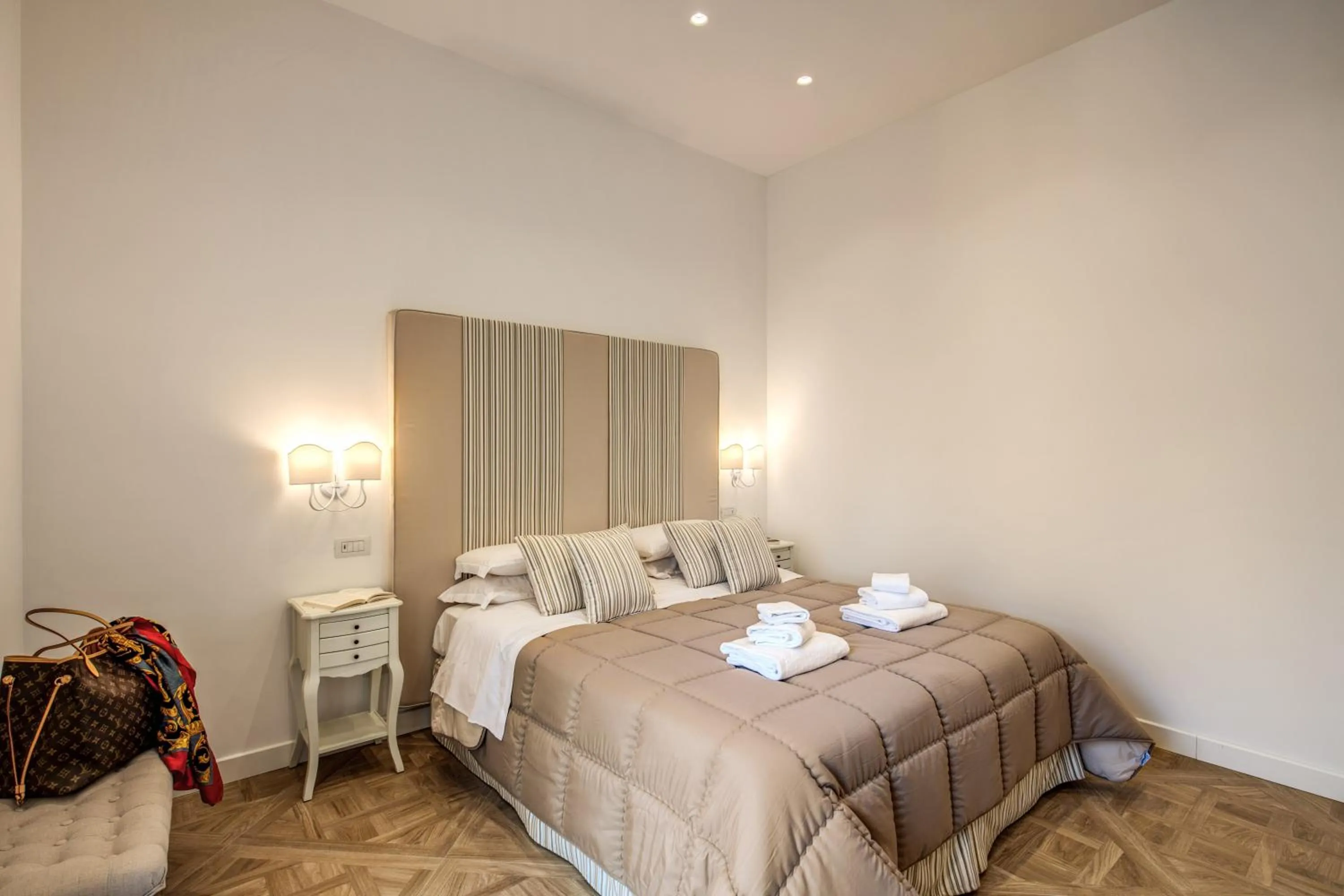 Photo of the whole room, Bed in Sorrento Square Suites