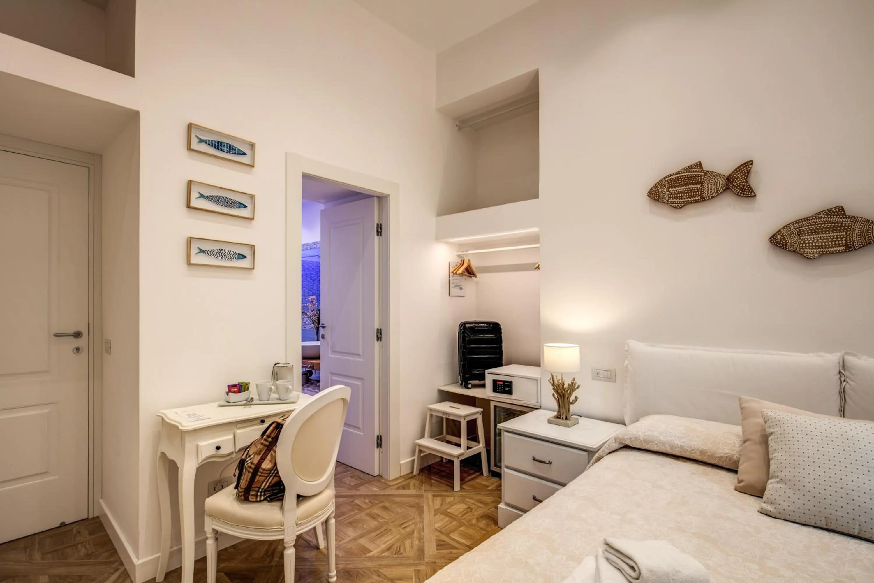 Bathroom, Bed in Sorrento Square Suites