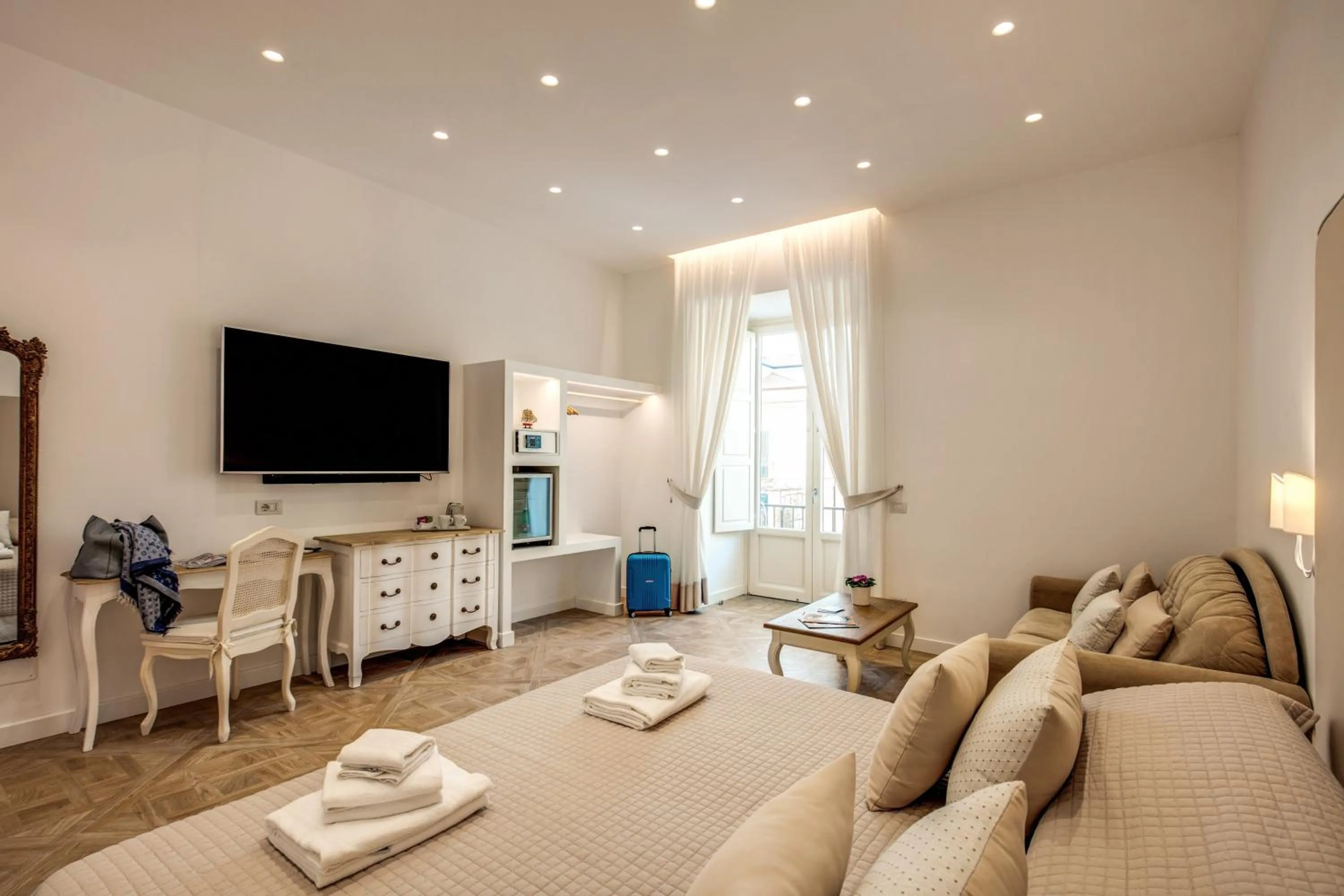 TV and multimedia, Bed in Sorrento Square Suites