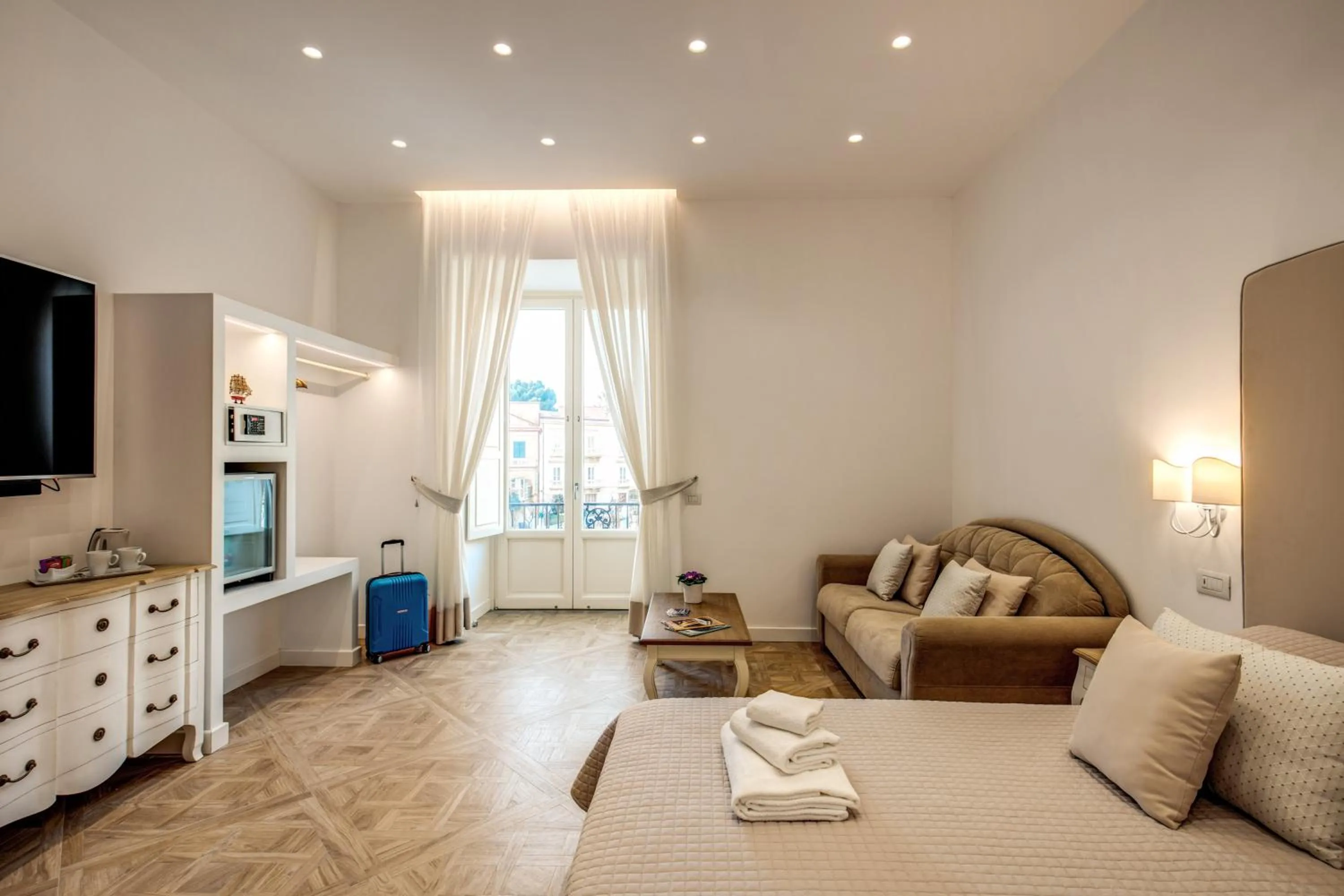 Photo of the whole room in Sorrento Square Suites