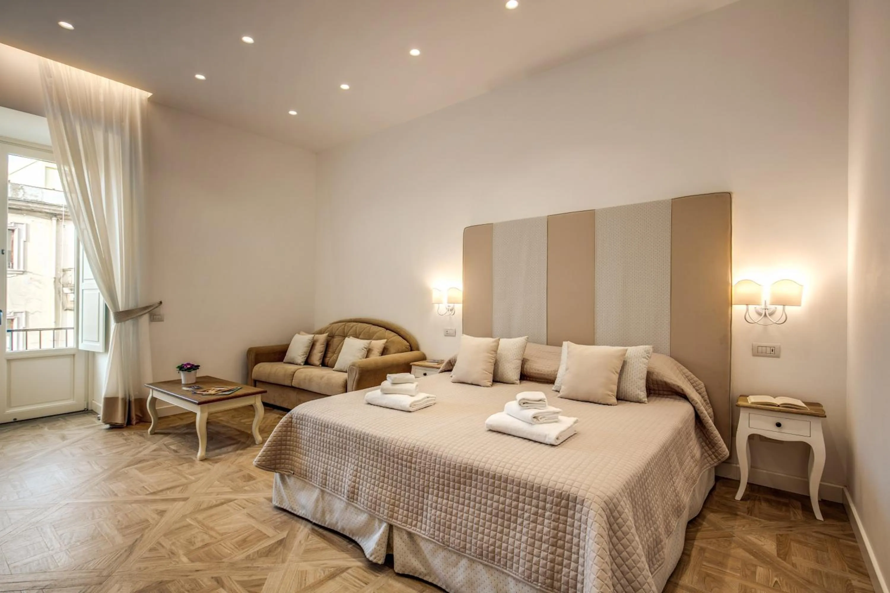 Photo of the whole room, Bed in Sorrento Square Suites