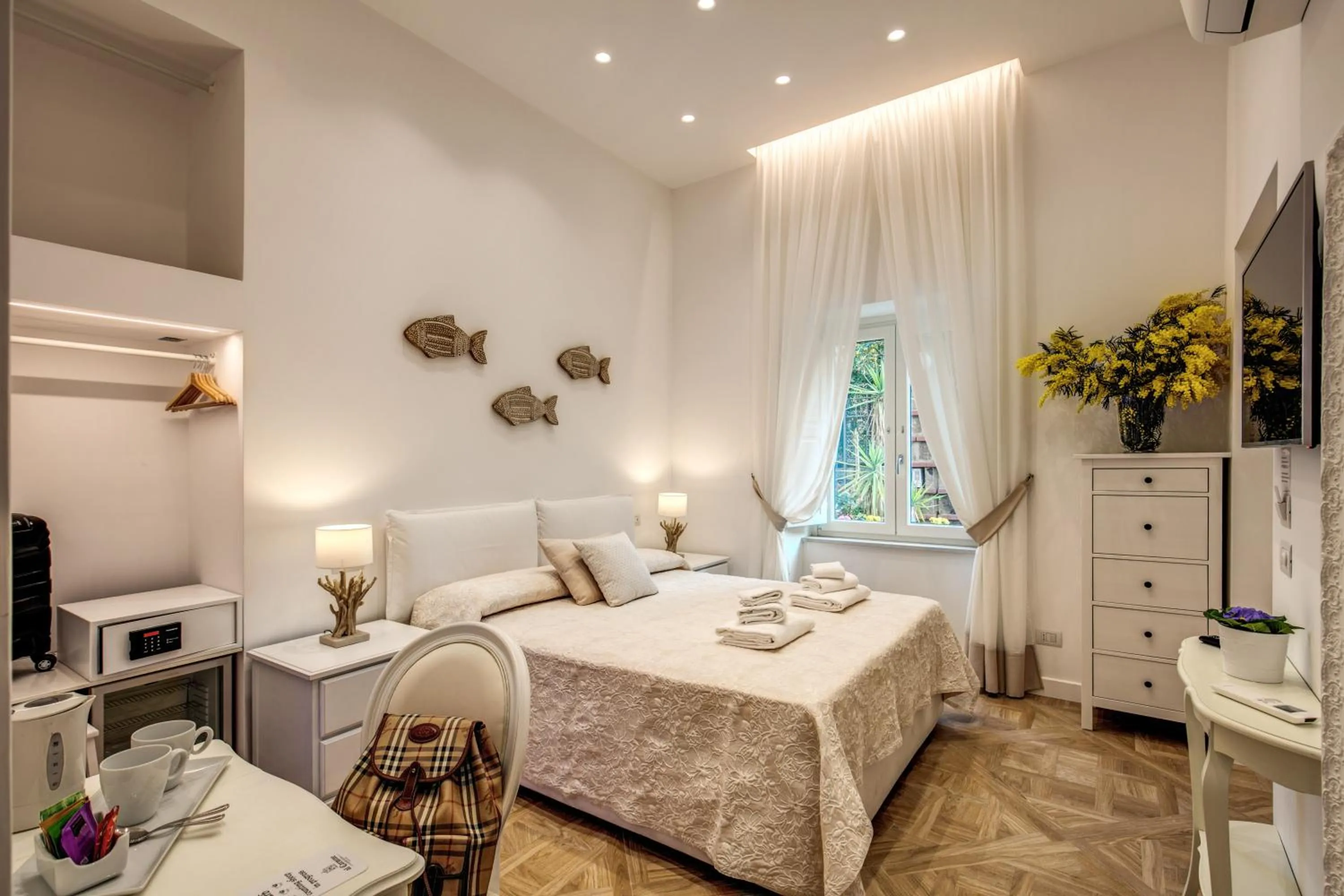 Bedroom, Bed in Sorrento Square Suites