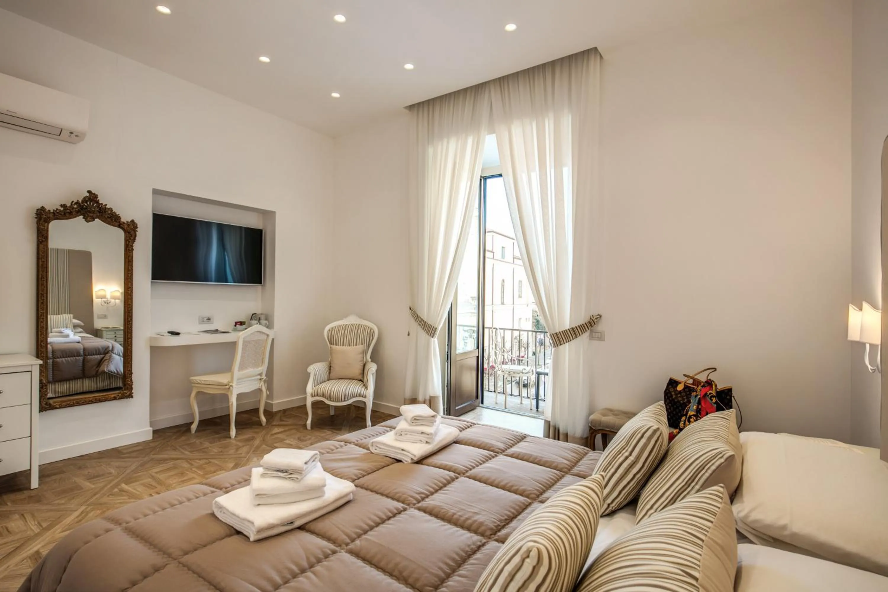 Photo of the whole room, Bed in Sorrento Square Suites