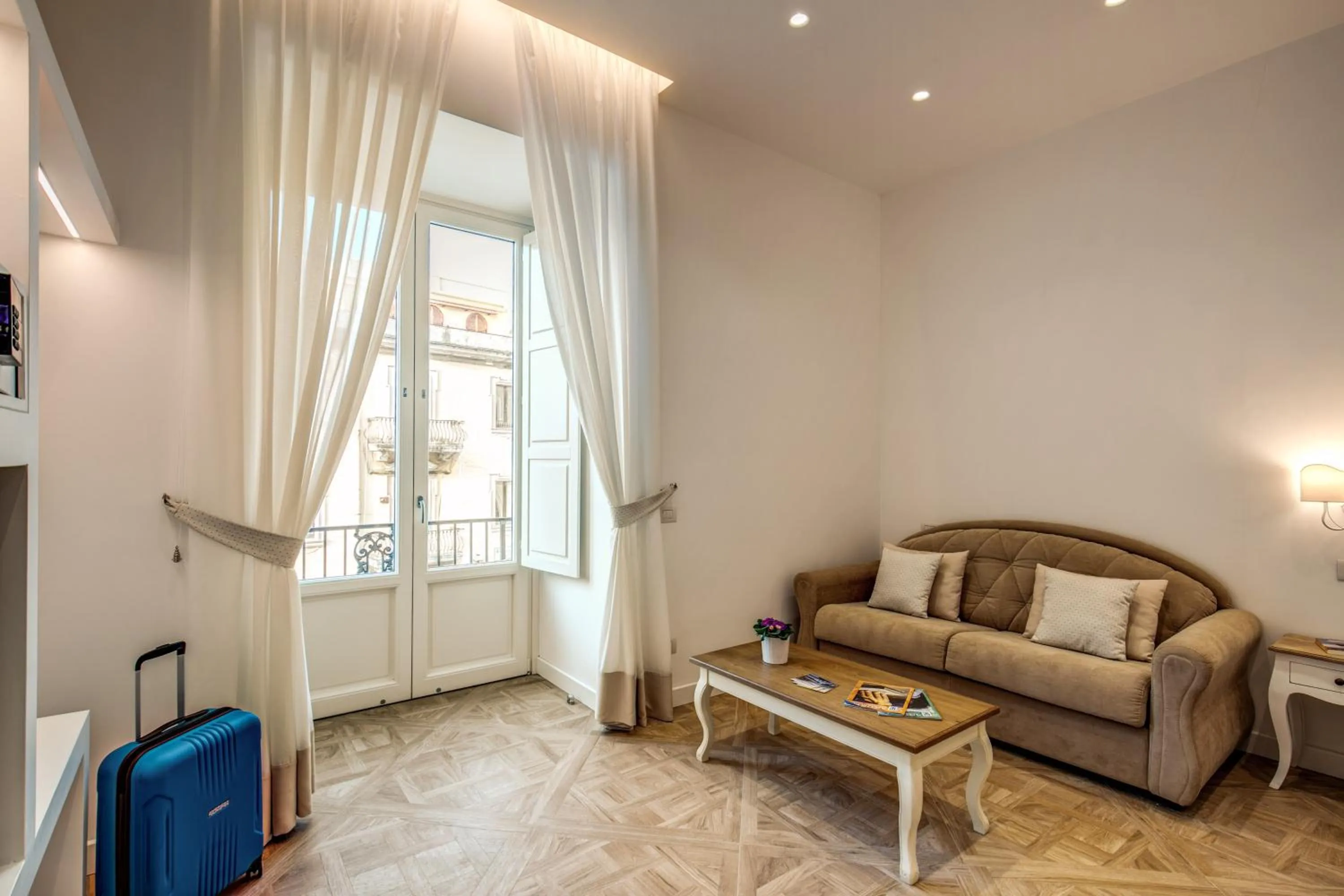 Photo of the whole room in Sorrento Square Suites