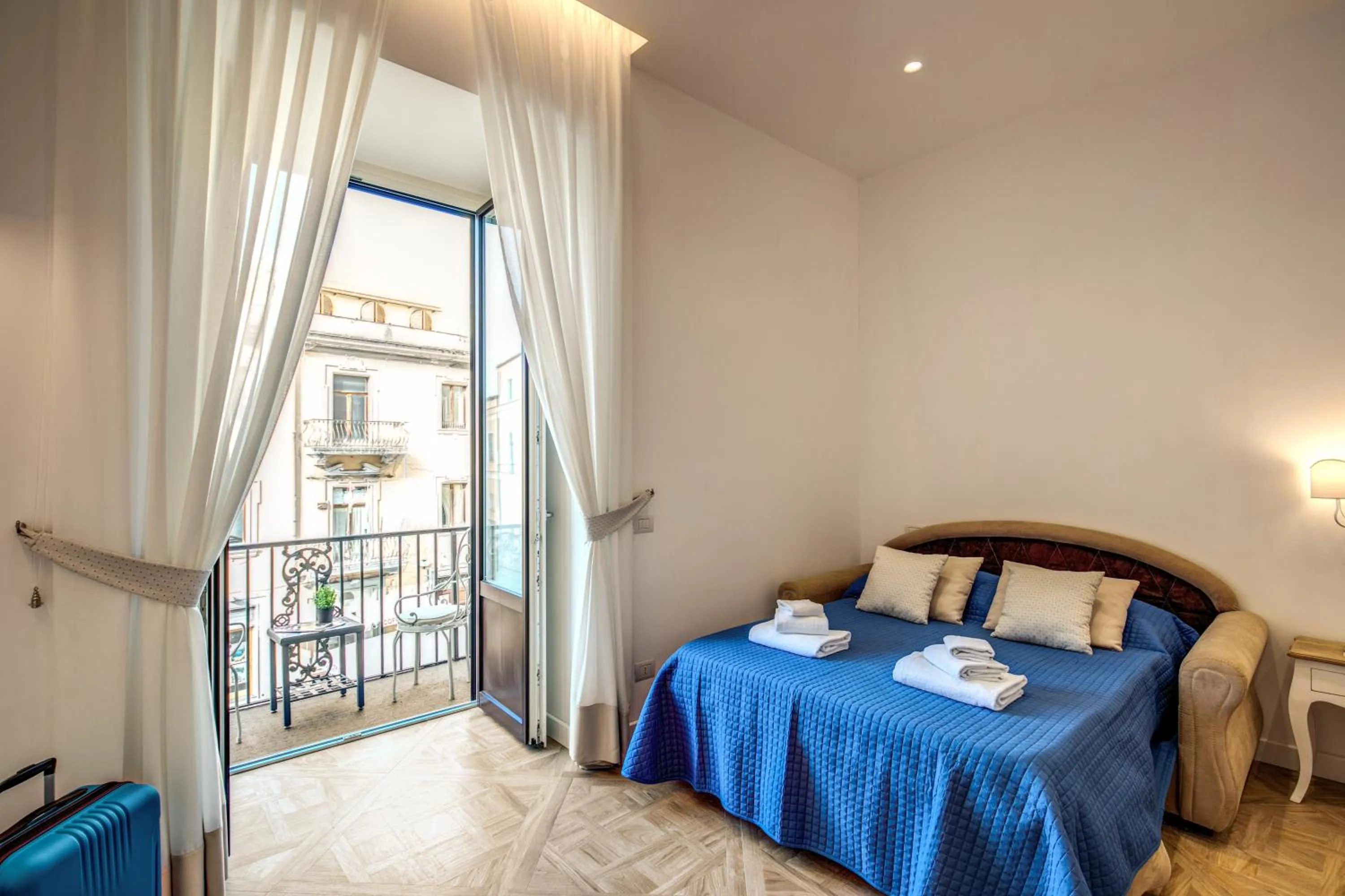 Photo of the whole room, Bed in Sorrento Square Suites