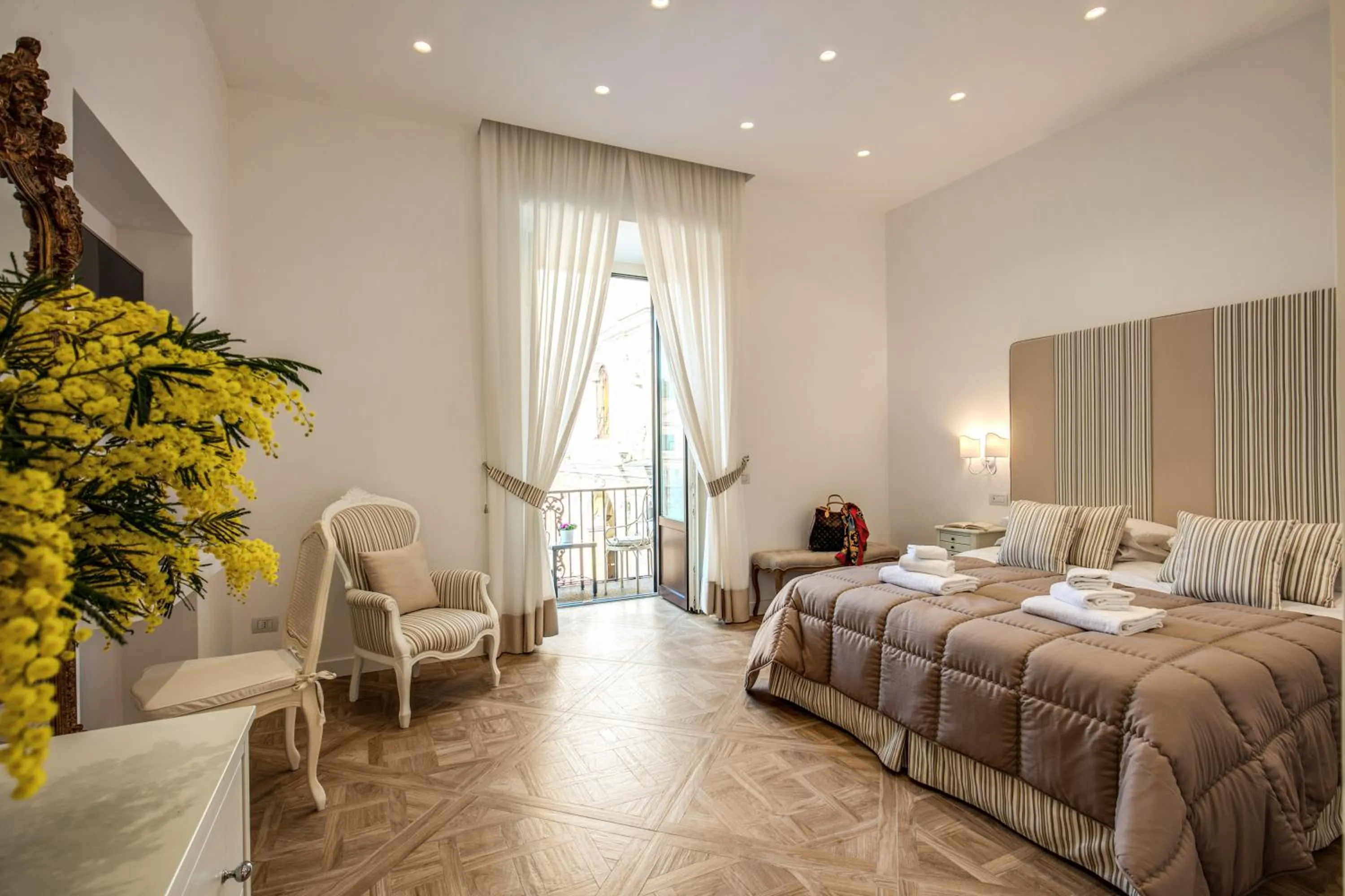 Photo of the whole room, Bed in Sorrento Square Suites