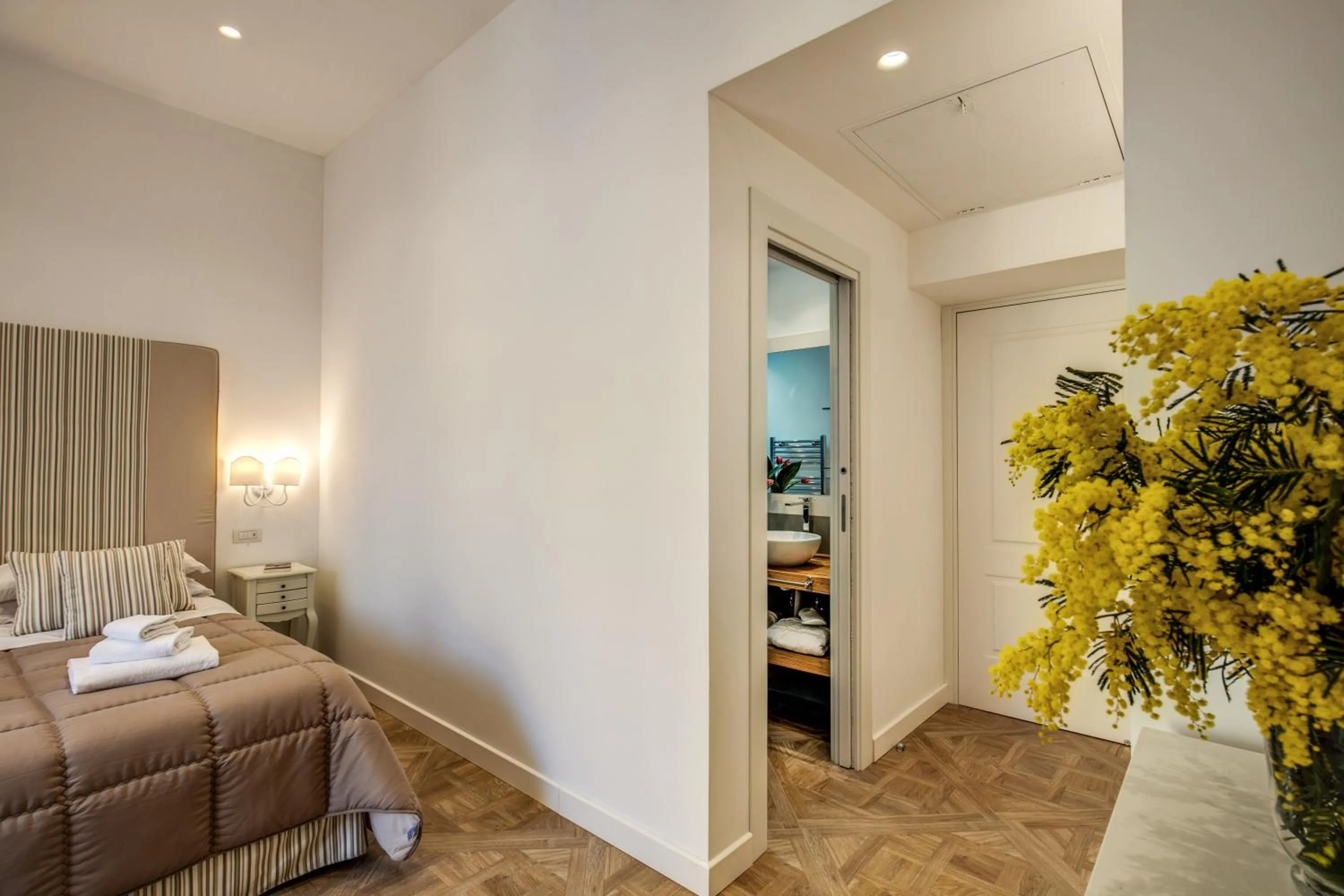 Bathroom, Bed in Sorrento Square Suites