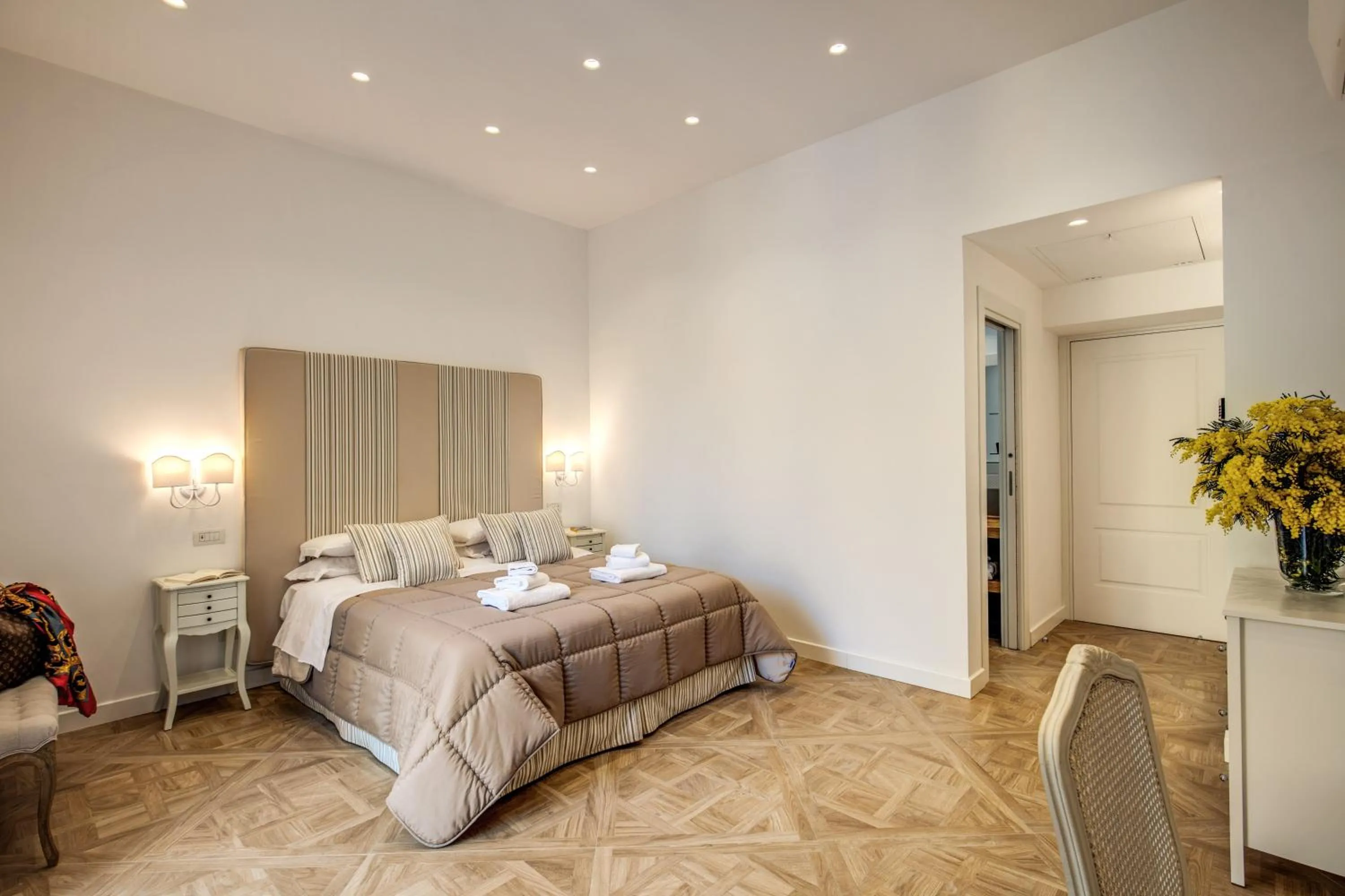 Photo of the whole room, Bed in Sorrento Square Suites