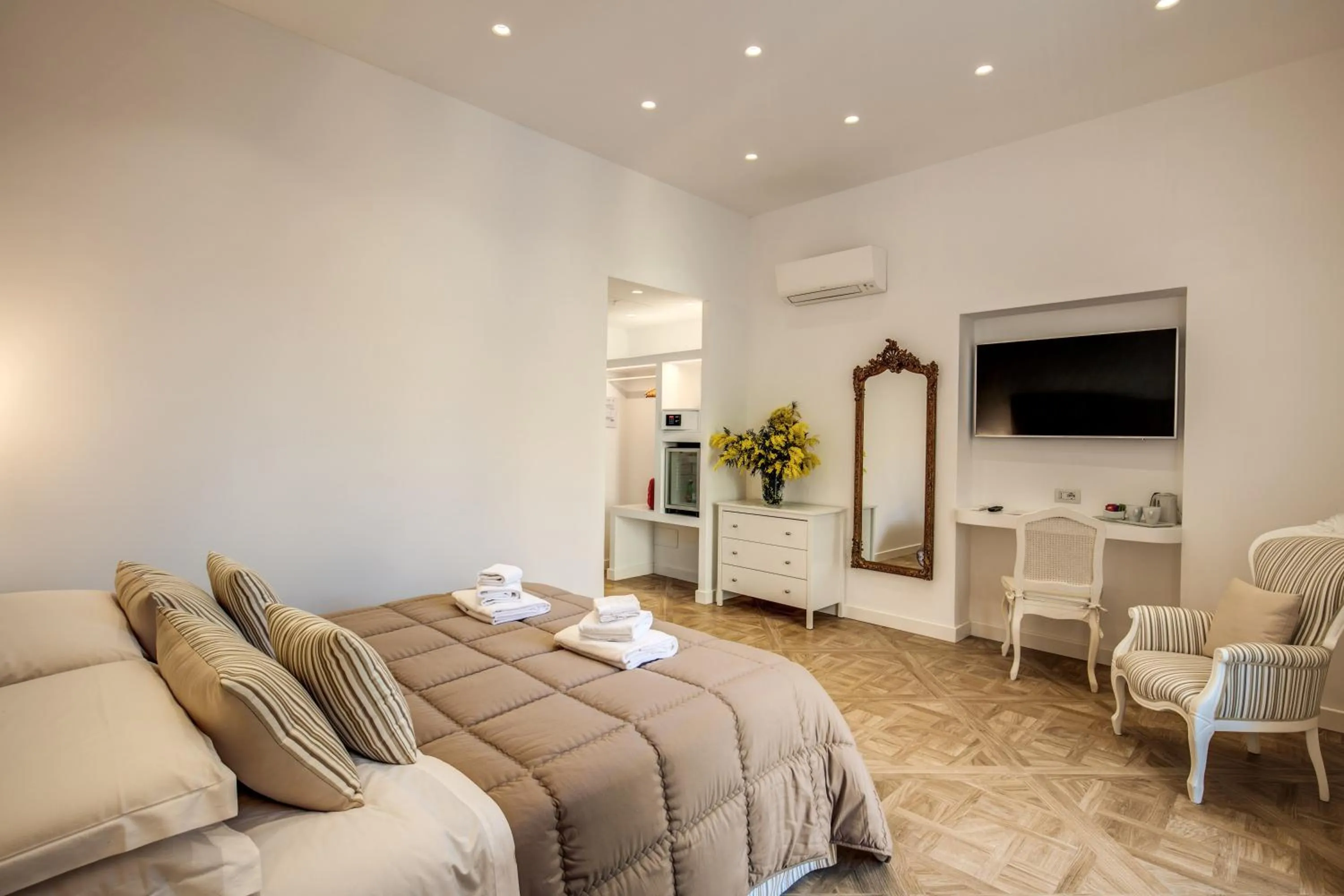 TV and multimedia in Sorrento Square Suites