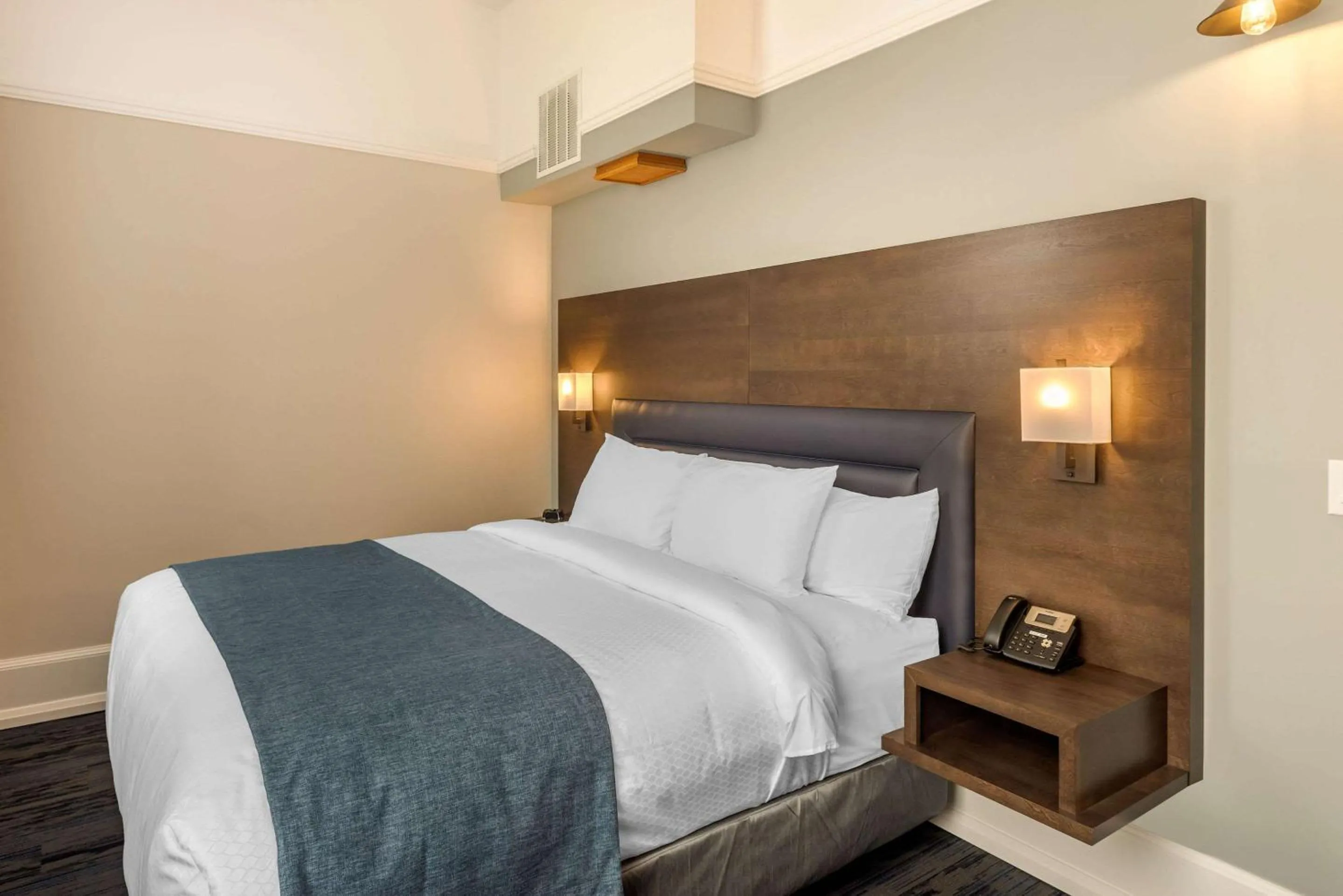 Bedroom, Bed in The Courthouse Hotel, an Ascend Collection Hotel