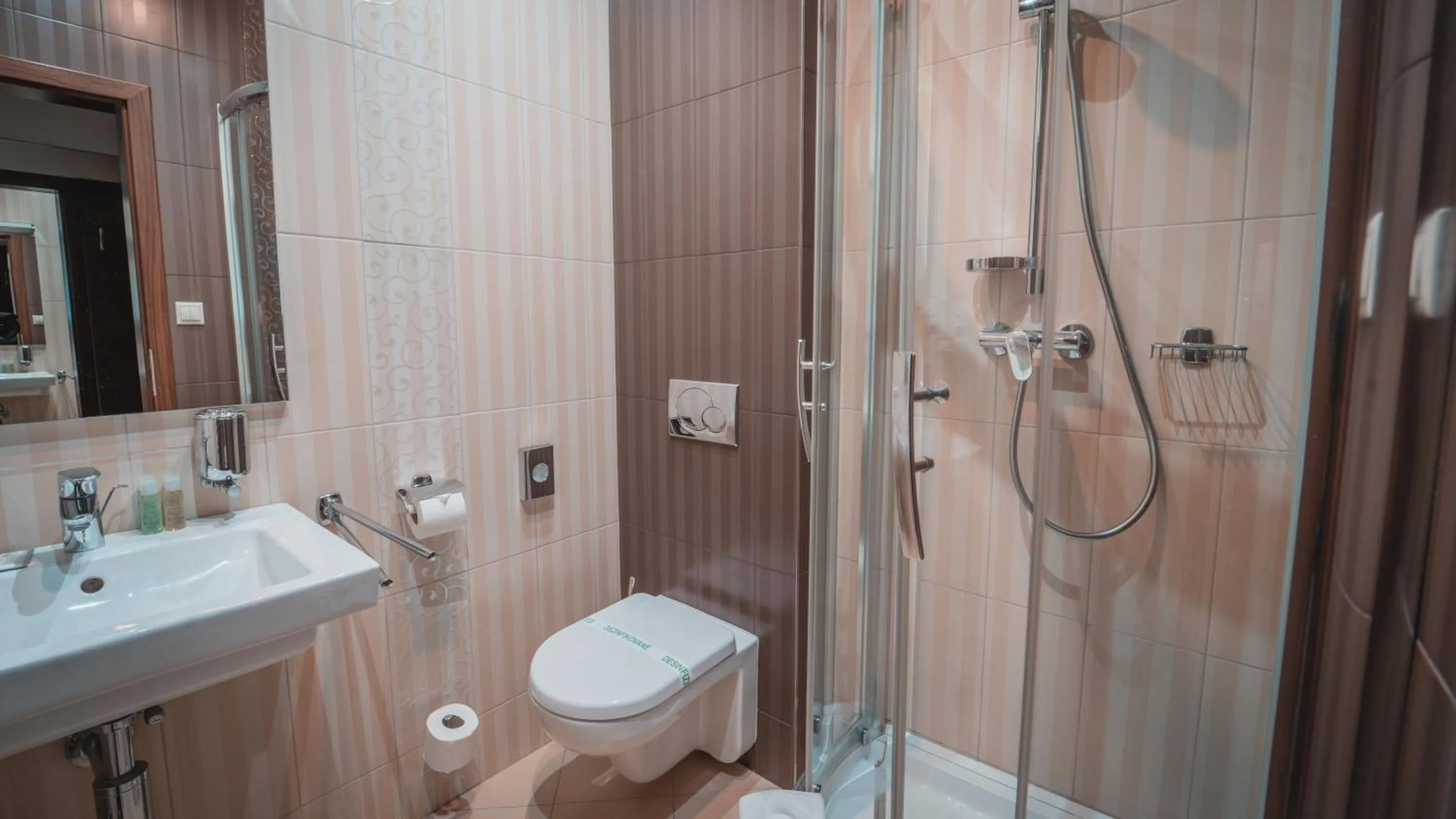 Shower in Dom zdravia - KÚPELE PIENINY