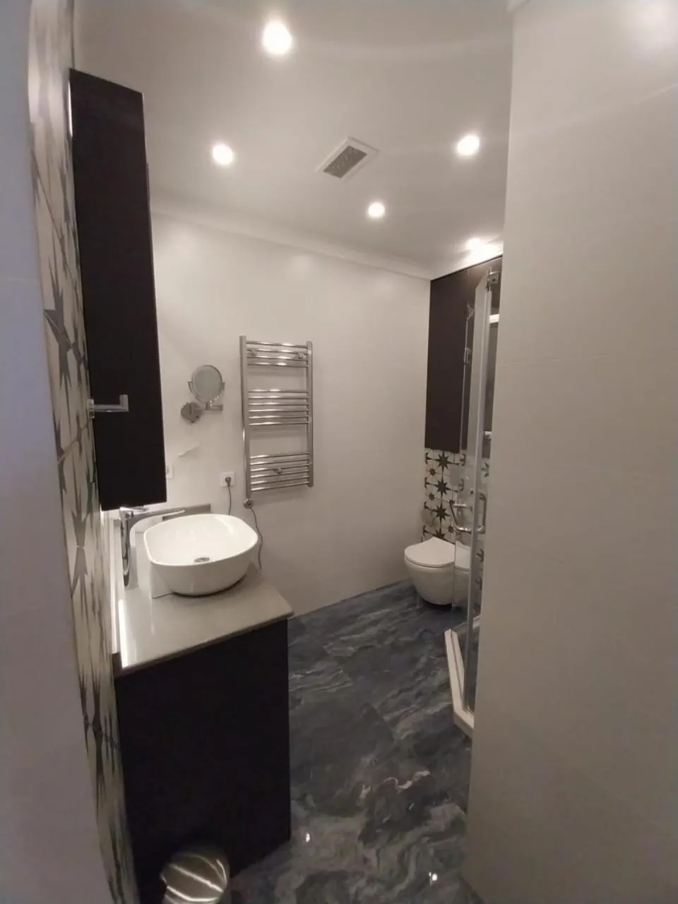 Shower in Bellevue Residence Suites