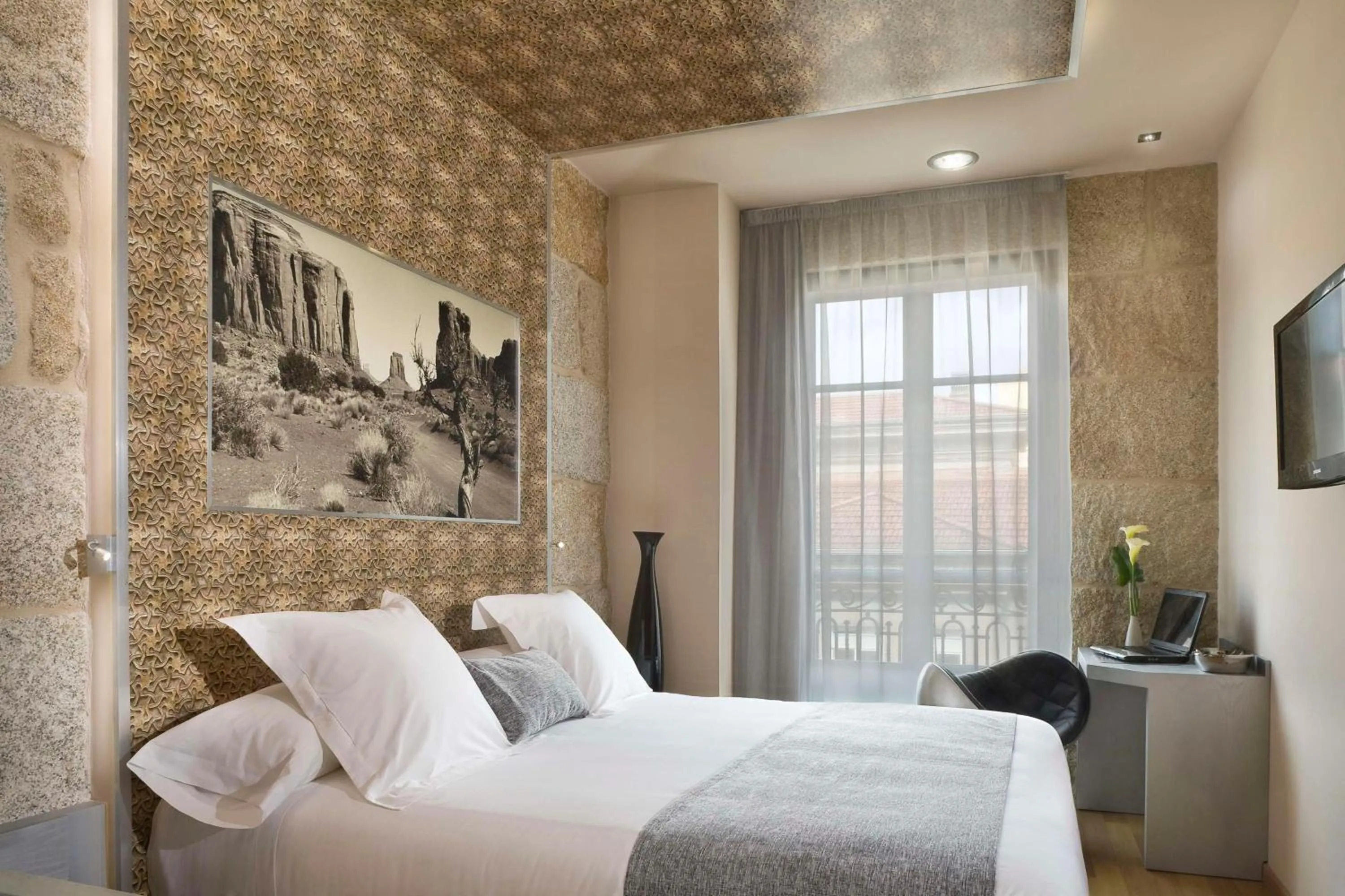 Bedroom, Bed in NH Ourense