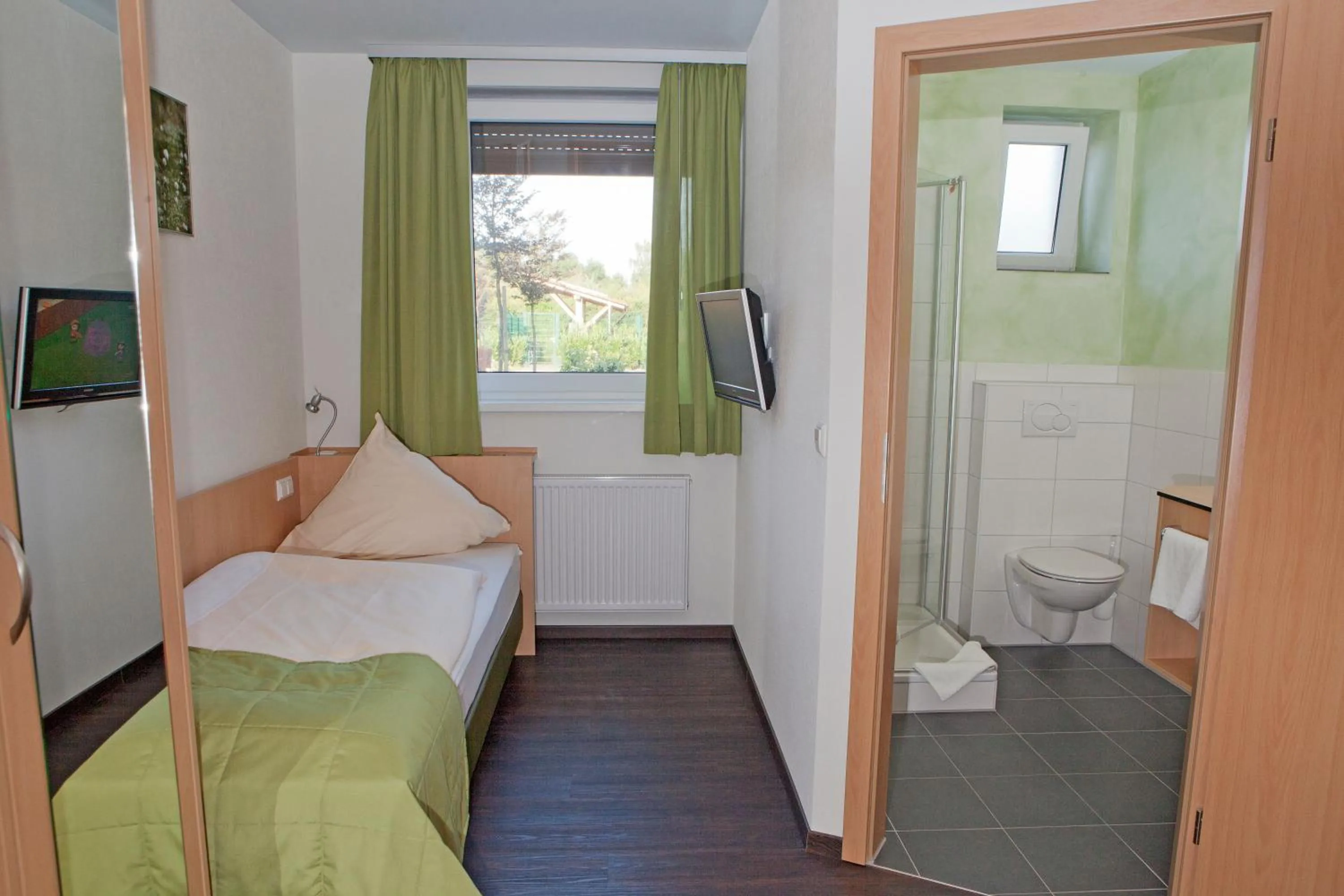 Photo of the whole room, Bed in Ringhotel Alfsee Piazza